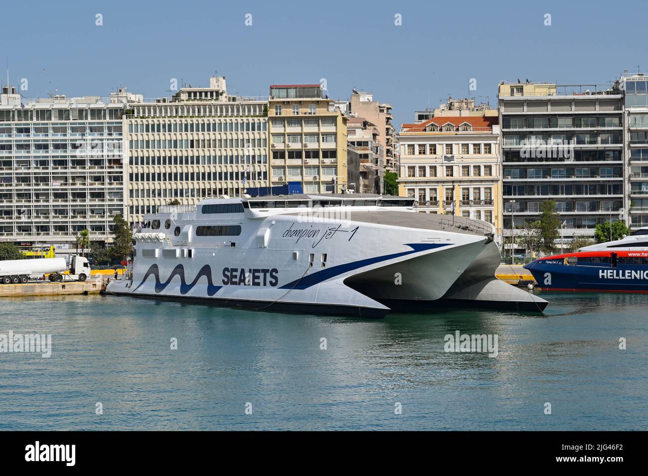 Athen, Griechenland - 2022. Mai: Doppelrumpf-Hochgeschwindigkeitsfähre Champion Jet liegt im Hafen von Piräus, nachdem er von einer der griechischen Inseln aus angekommen ist. Stockfoto