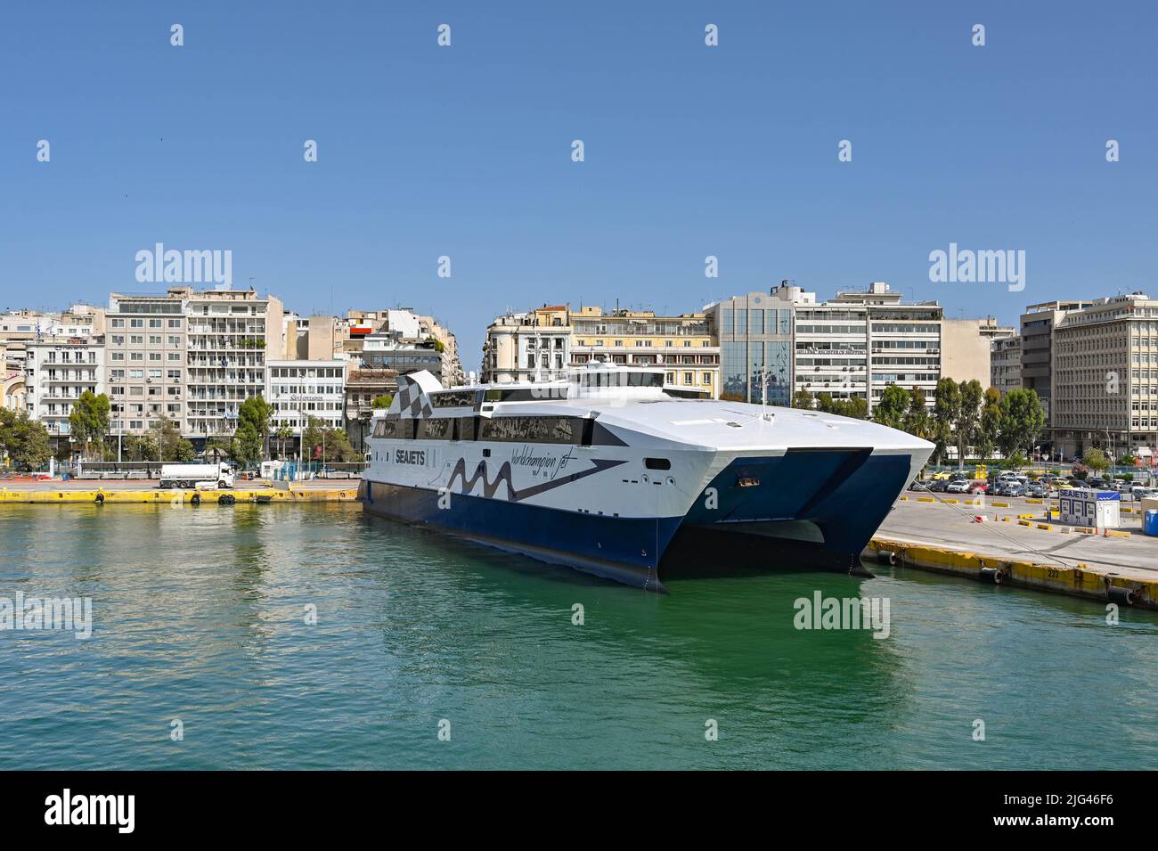 Athen, Griechenland - 2022. Mai: Doppelrumpf-Hochgeschwindigkeitsfähre Weltmeister Jet, der im Hafen von Piräus festgemacht wurde, nachdem er von einer der griechischen Inseln aus angekommen war. Stockfoto