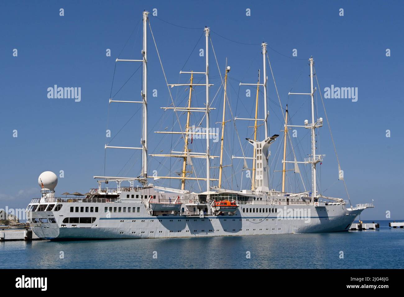 Kusadasi, Türkei - Juni Mai 2022: Hochmast-Segelschiff Wind Star im Hafen von Kusadasi Stockfoto