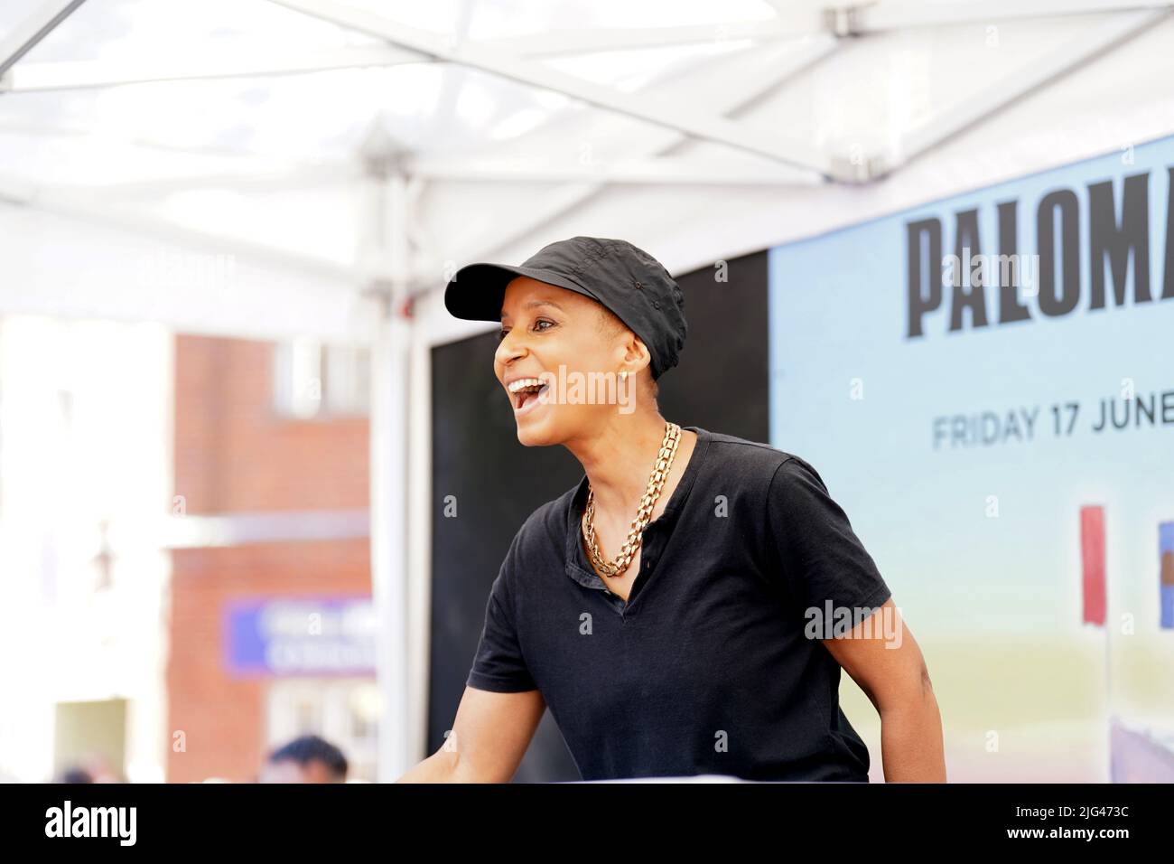 DJ Adele Roberts bietet Unterhaltung am Ladies Day des Moet and Chandon July Festivals auf der Newmarket Racecourse, Suffolk. Bilddatum: Donnerstag, 7. Juli 2022. Stockfoto