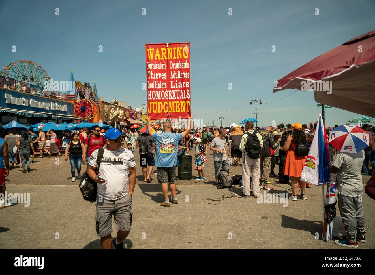 Am Montag, den 4. Juli 2022, proselytisiert sich ein religiöser Fanatiker auf der Promenade von Coney Island in Brooklyn in New York. (© Richard B. Levine) Stockfoto