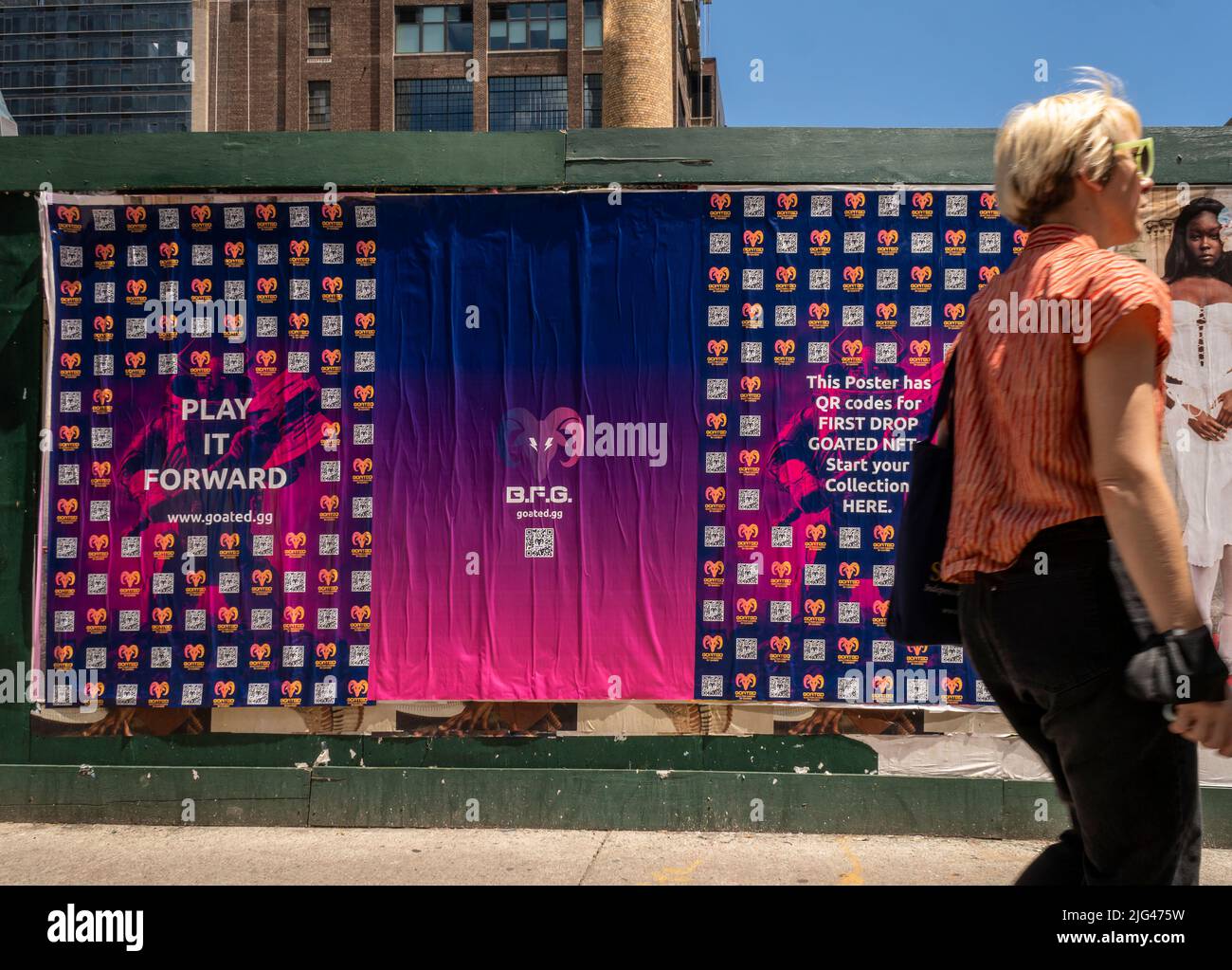 Am Mittwoch, den 29. Juni 2022, werben Plakate für NFT im Zusammenhang mit der GOATED-Kryptowährung im Stadtteil Hudson Yards in New York. Das Start-up wird als Krypto für Gamer vermarktet. (© Richard B. Levine) Stockfoto