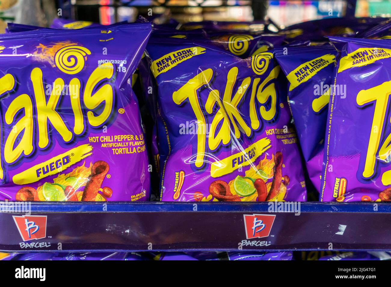 Am Freitag, den 1. Juli 2022, in New York werden leckere, aber nicht besonders gesunde Chips der Marke Takis gezeigt. Takis werden von Barcel USA, einer Tochtergesellschaft der Grupo Bimbo, hergestellt. (© Richard B. Levine) Stockfoto