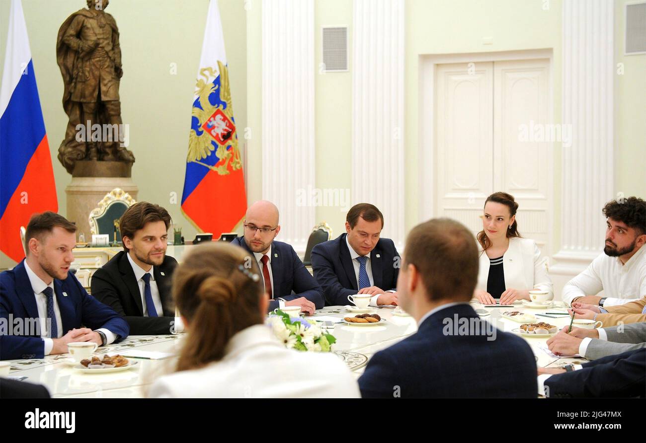 Moskau, Russland. 07.. Juli 2022. Der russische Präsident Wladimir Putin hält am 7. Juli 2022 im Kreml in Moskau, Russland, ein Treffen mit den Gewinnern des nationalen Führungswettbewerbs Russlands ab. Quelle: Mikhail Klimentyev/Kremlin Pool/Alamy Live News Stockfoto