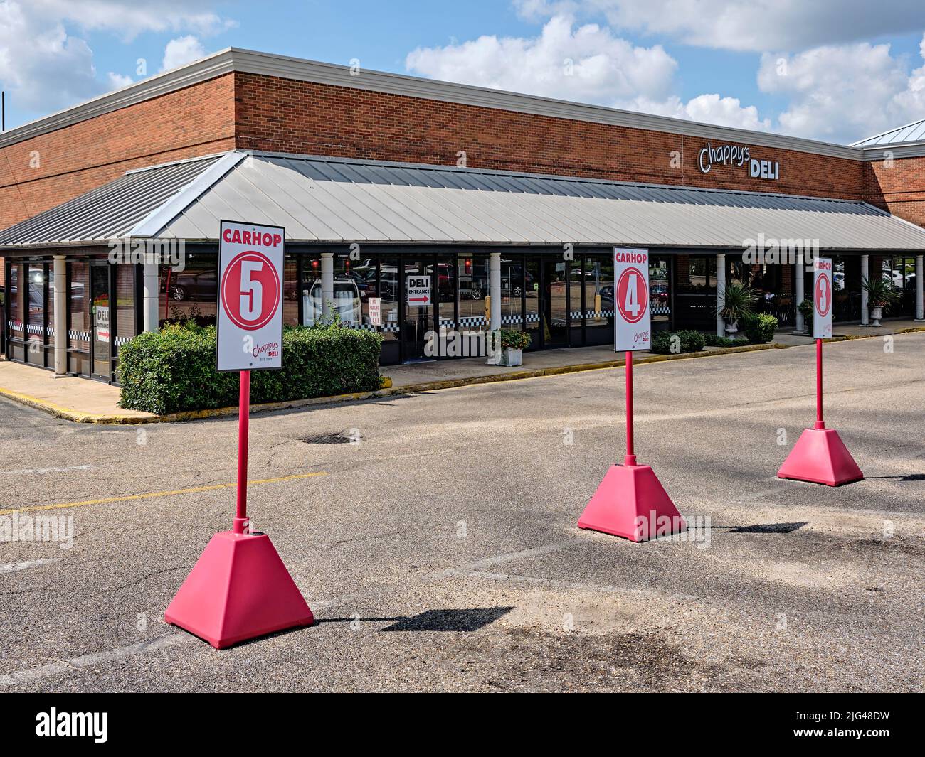 Fahren Sie mit dem Auto bis zum Parkplatz Carhop oder Car Hop im Chappy's Deli in Montgomery, Alabama, USA. Stockfoto