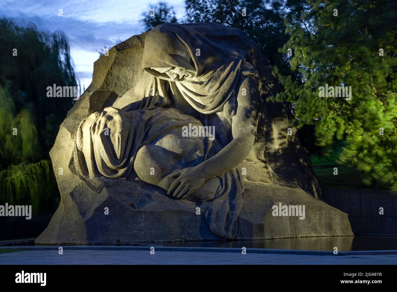 WOLGOGRAD, RUSSLAND - 19. SEPTEMBER 2021: Skulpturale Komposition 'Mutters Trauer', Nacht. Wolgograd, Mamaev Kurgan. Russland Stockfoto