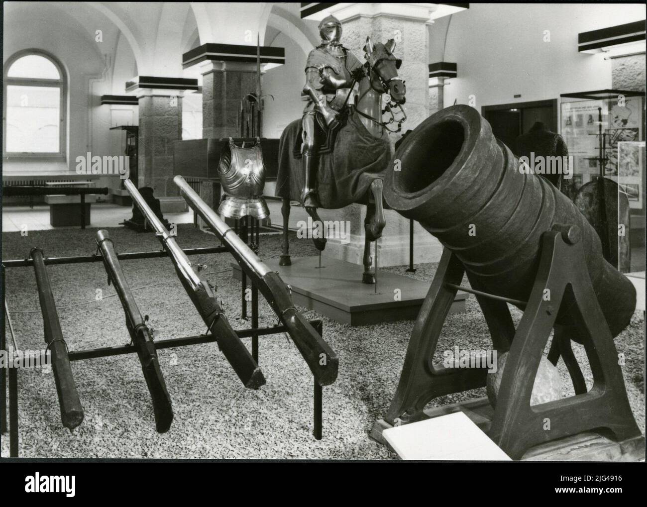 Steinbüchse, Hakenkästen und Rüstungen aus dem Spätmittelalter: Armeemuseum der Deutschen Demokratischen Republik Nº 4253. Stockfoto