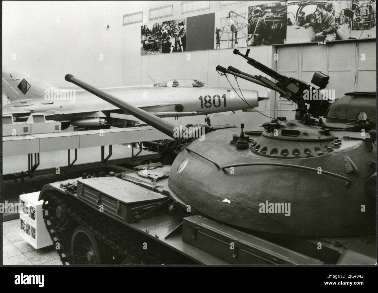 Armeemuseum der Deutschen Demokratischen Republik. 806 Dresden, Dr. Kurt-Fincher-Platz 3, Tel 52071. Moderne Kampftechnik der Nationalen Volksarmee. T 54 - Standardpanzer der sozialistischen Armeen Stockfoto