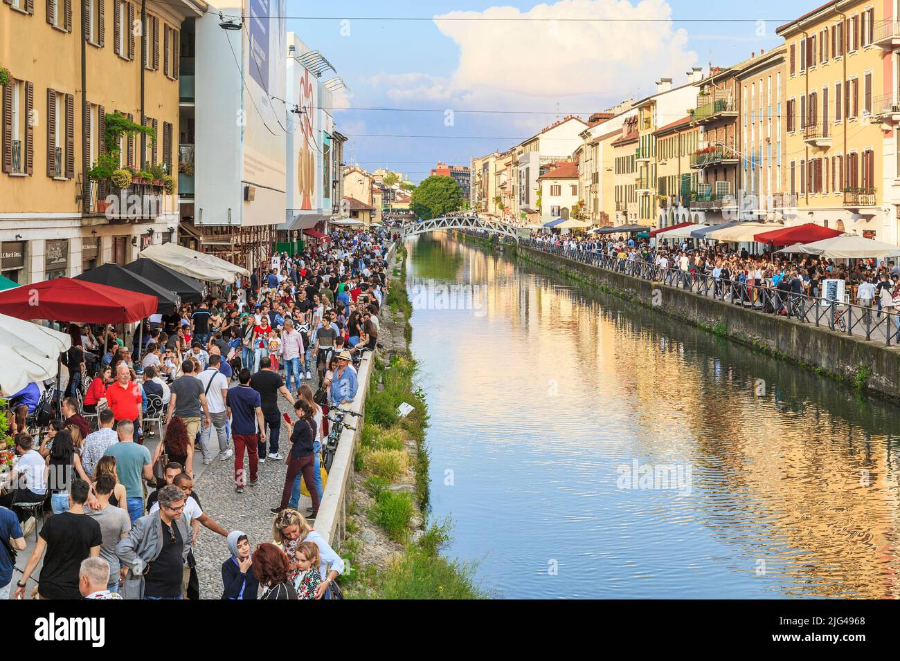 MAILAND, ITALIEN - 12. MAI 2018: Dies ist der Damm des alten Canale Grande des Navigli-Viertels, des romantischsten und lebendigsten Viertels der Stadt. Stockfoto