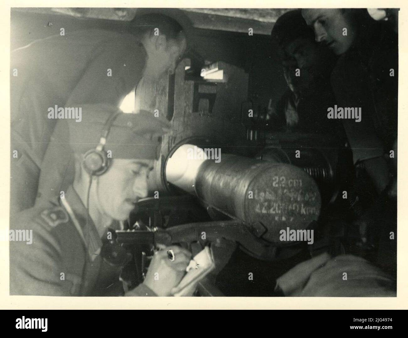 Divisionale Schützen in einer Mörsereinheit. Leningrader Front Artilleros der Morteros Company fotografiert in einer Casamata mit einem 220 mm schweren französischen Schneider Mörserprojektil auf dem Stück ist die Registrierung zu lesen: 22 cm 22.000 km Stockfoto