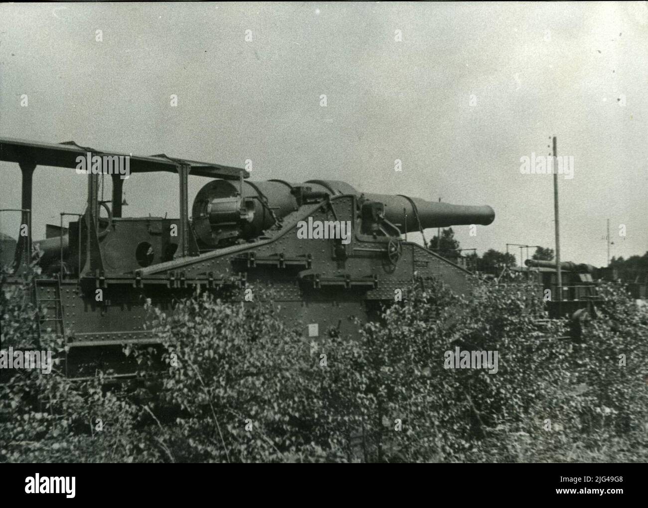 320-mm-Bügelkanone. Canyon auf 320 mm französischer Herkunft des Ersten Weltkriegs, von den Deutschen gefangen genommen und in der Belagerungsfront Leningrads verwendet. Er hatte eine Reichweite von 20 km. Entspricht sicherlich dem sogenannten Colonel Canyon (der von einem Offizier mit diesem Job entsandt wurde), der im Gebiet von Atrospshino eingesetzt wurde. Stockfoto