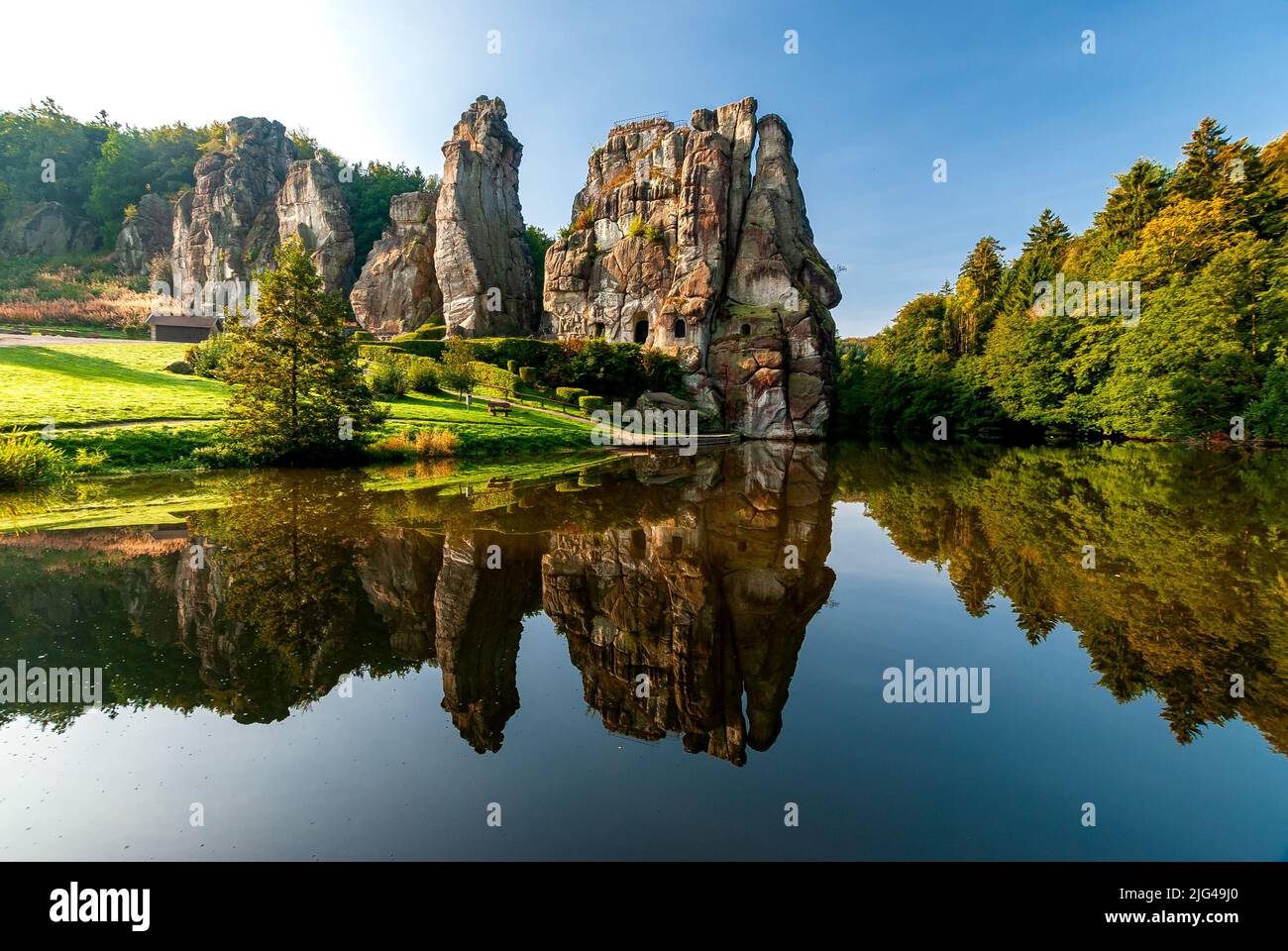 Berühmte Felsformation Externsteine im Teutoburger Wald bei Paderborn im Bundesland Nordrhein-Westfalen in Deutschland Stockfoto