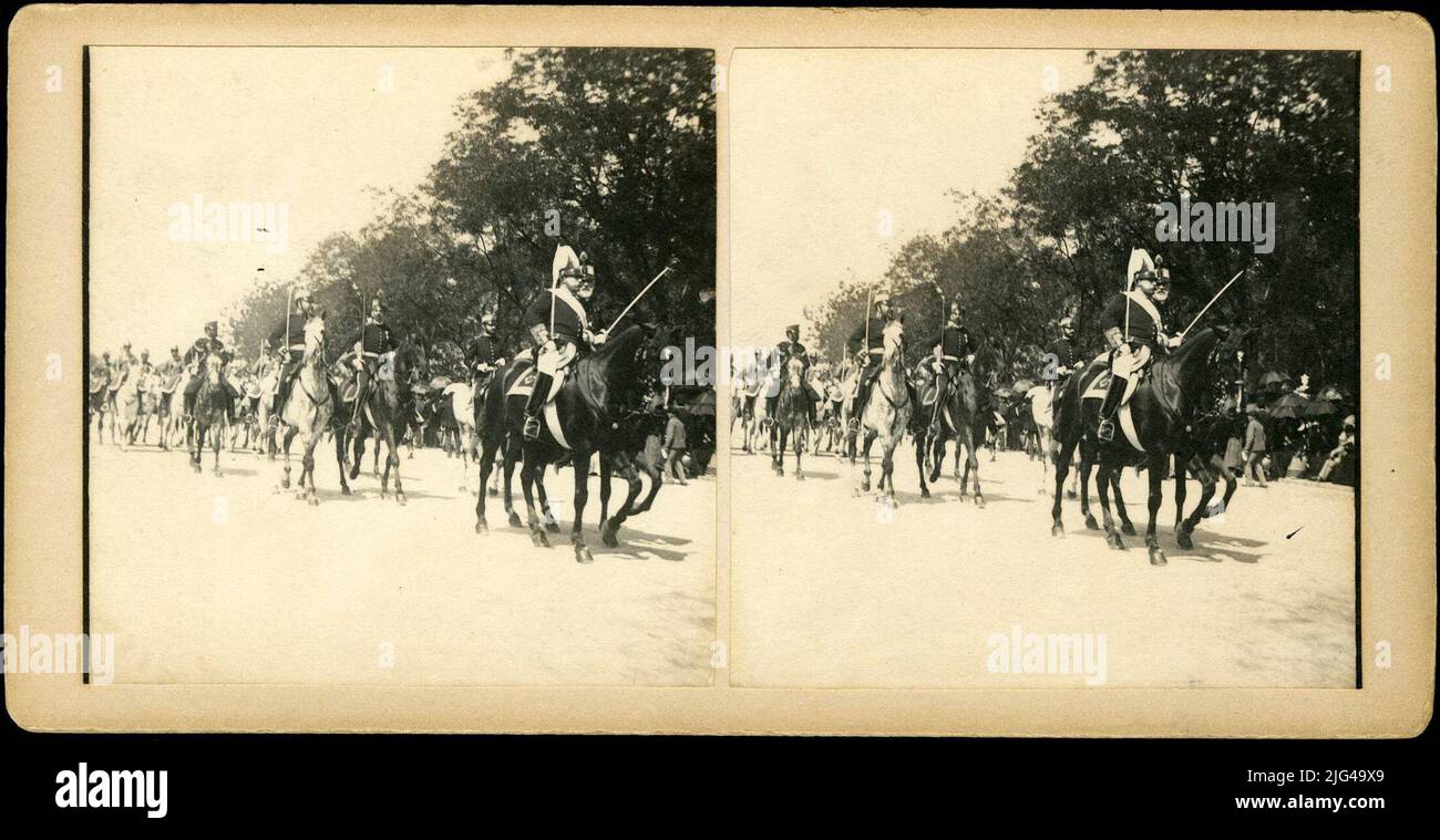 FOTOGRAFIE. Militärparade mit Anlass der Hochzeit von S.M. Alfonso XIII (Stereoskopien der Hochzeit von Alfonso XIII), 1906. Stereoskopische Fotografie mit Militär aus mehreren Gruppen und Abschlussfeiern zu Pferd, in einer Parade. Stockfoto