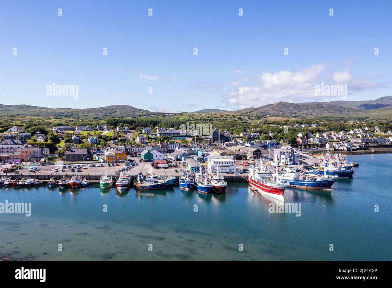 Castletownbere, West Cork, Irland. 7. Juli 2022. An einem sonnigen Tag in West Cork, wo die Temperaturen 23C °C erreichten, liegt die Fischereiflotte am Dock von Castletownbere vor. Die Fischer müssen sich entscheiden, ob sie mit einem Dieselkraftstoff, der mit €1,10 Euro pro Liter so hoch ist, dorthin fahren, wenn sie normalerweise 30c Euro pro Liter zahlen. Kredit: AG News/Alamy Live News Stockfoto