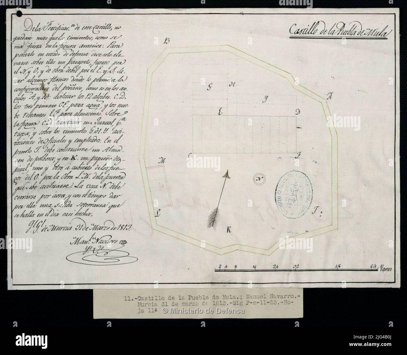 CASTILLO DE LA PUEBLA DE MULA. Manuskript vom Autor signiert und abonniert. Eine Plumilla in schwarzen, roten und gelben Tinten, die sich an der Pfeilbeziehung der Abhängigkeiten orientiert, die durch eine alphabetische Legende zur Erklärung der Schlüssel angegeben sind, wie die Burg für ihre Robbenverteidigung in Tinte des allgemeinen topografischen Ablasses der Ingenieure repariert werden kann Stockfoto