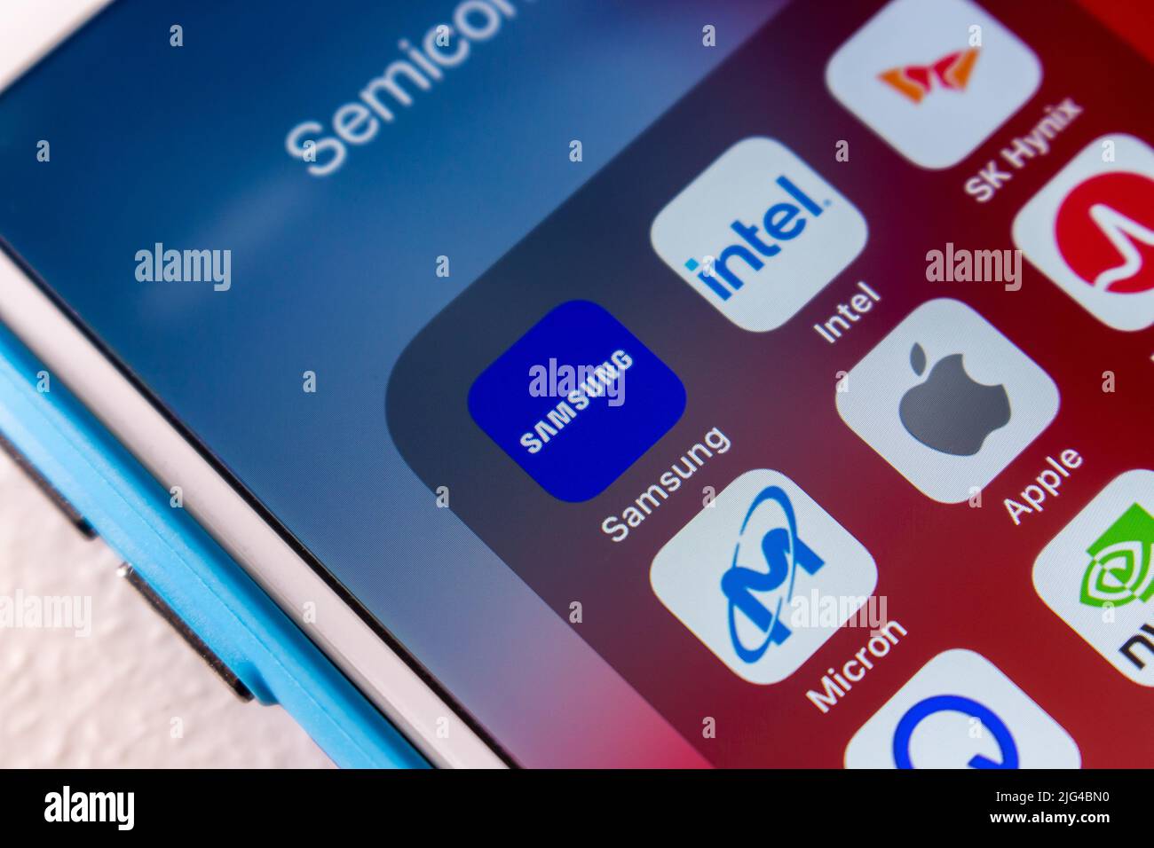 Samsung und beliebte Halbleitermarken, Intel, SK Hynix, Micron Technology, Apple Inc, Broadcom, Qualcomm, Nvidia und Texas Instruments auf einem iPhone Stockfoto