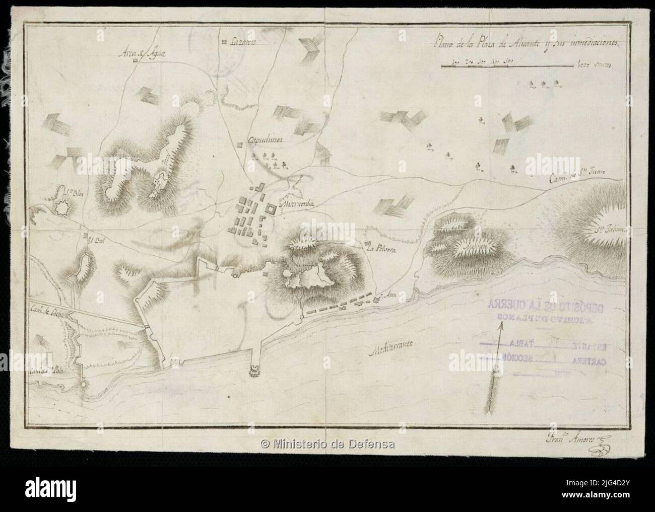 Plan der Plaza de Alicante und ihrer Umgebung. Manuskript vom Autor signiert und abonniert. Ein Plumilla mit schwarzer Tinte, ausgerichtet mit einem Reliefpfeil, der durch „Normal“ dargestellt wird, zeigt Erntegut an Stockfoto