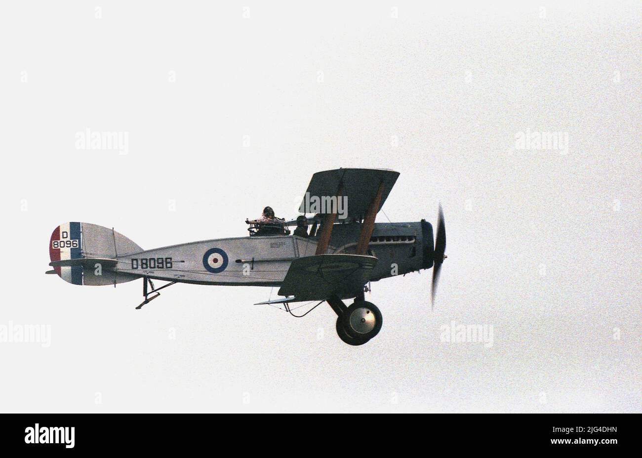 1970s, in-Flight ein Bristol F2B, ein zweisitziger WW1 Kämpfer und Reconnaisance Flugzeug, das zum ersten Mal im Jahr 1916 flog. D8096 wurde 1918 gebaut, war aber zu spät, um während des Ersten Weltkriegs Dienst zu sehen, wurde aber 1923 von der 208. Staffel in der Türkei benutzt. 1936 von Captain C.P.B. Ogilvie, wurde es dann von der Shuttleworth Collection erworben und von der Bristol Airplane Company restauriert und flog im Februar 1952 wieder. Stockfoto