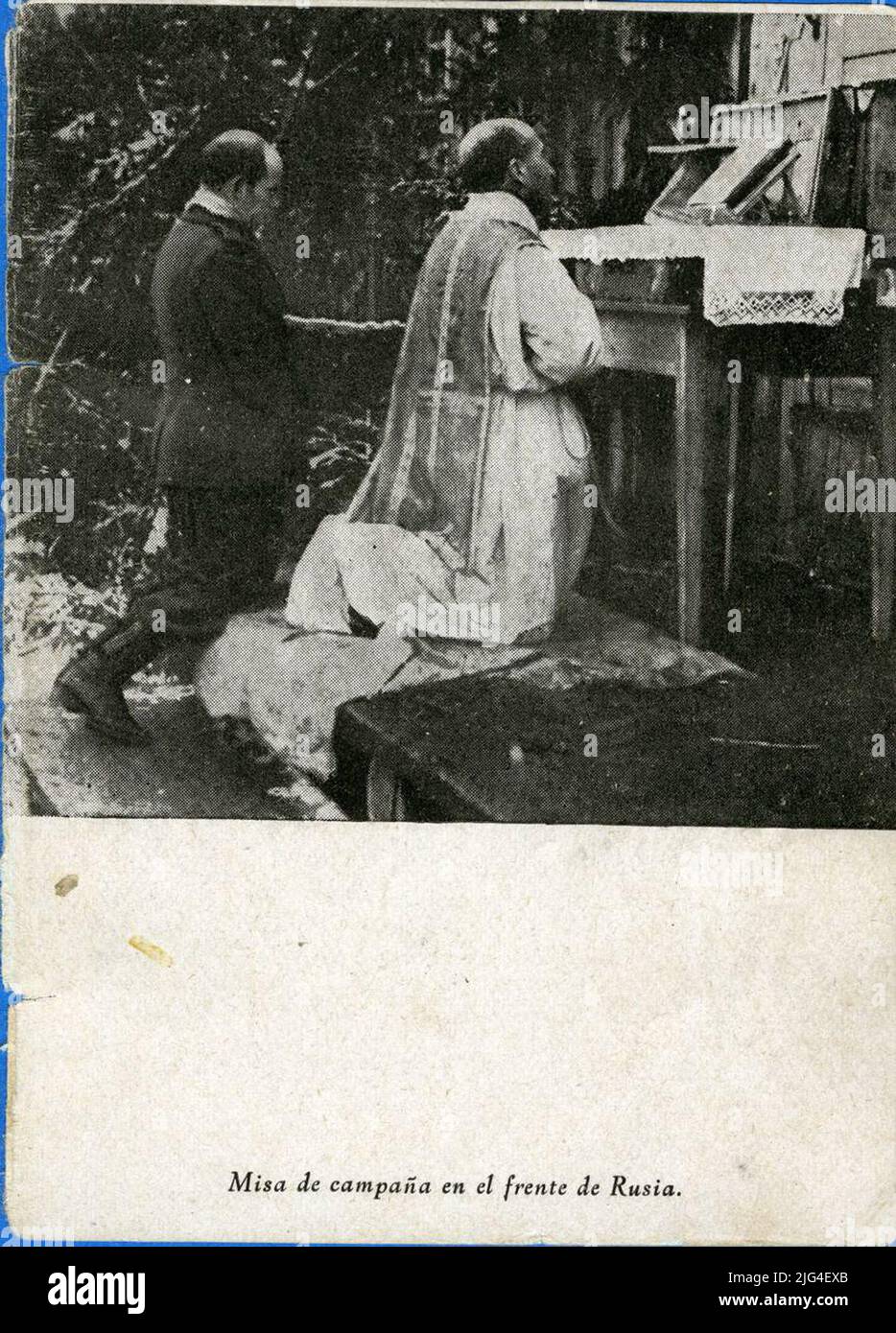 Fotografie der Kampagnenmesse, 1941. Priester der Knie vor dem Wahlkampfaltar zusammen mit einem knienden Soldaten. Stockfoto