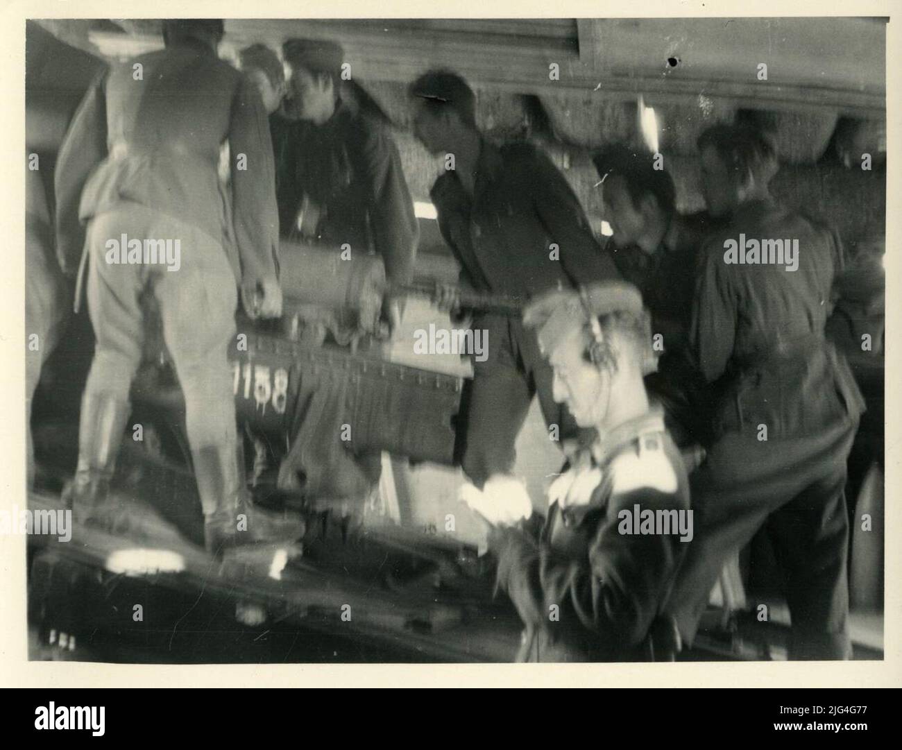 Divisionäres Porträt in einer Casamata. Porträt eines Soldaten, der eine Kanone in einem einlädt Stockfoto