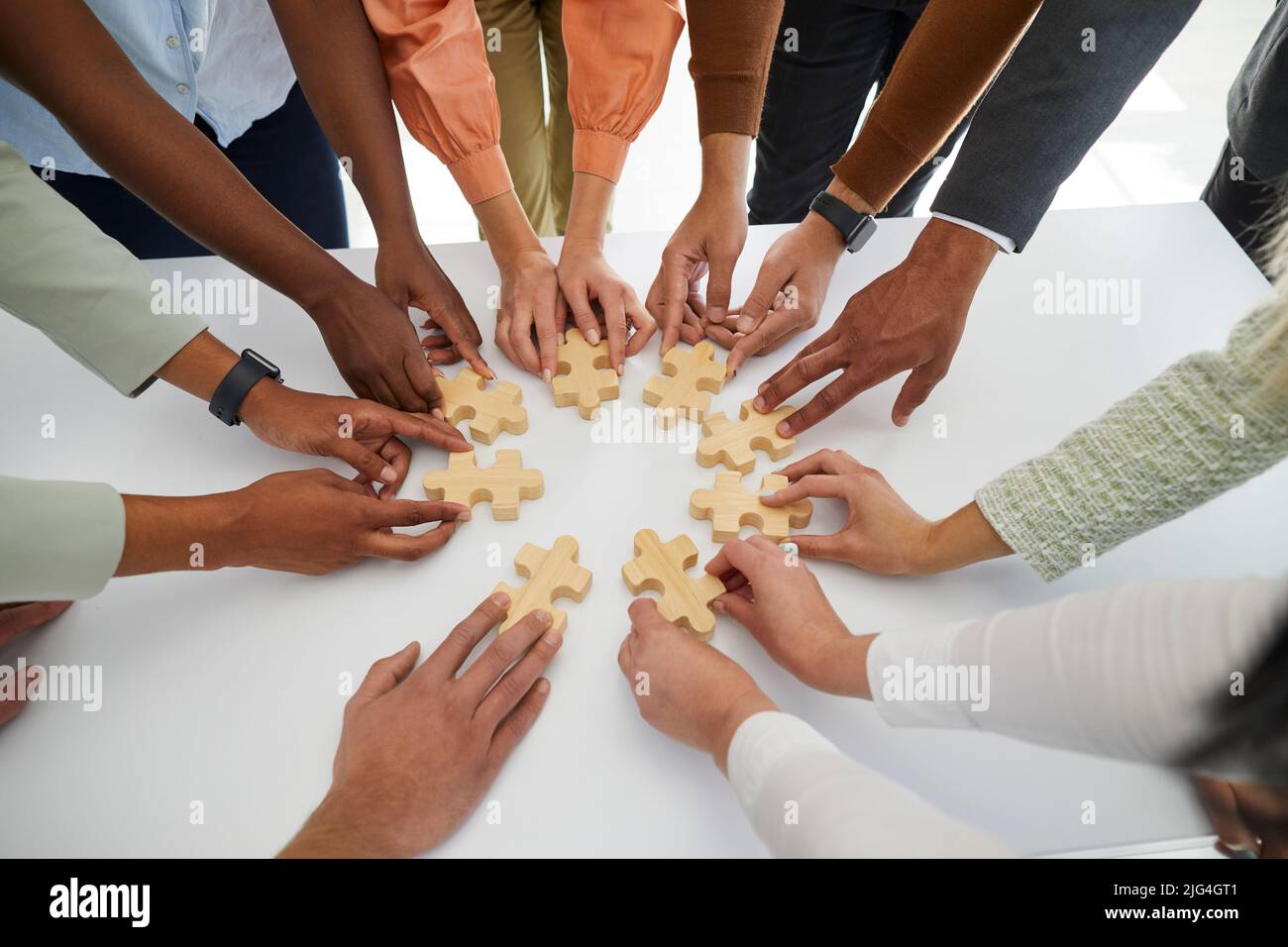 Verschiedene Mitarbeiter verbinden Puzzleteile Stockfoto