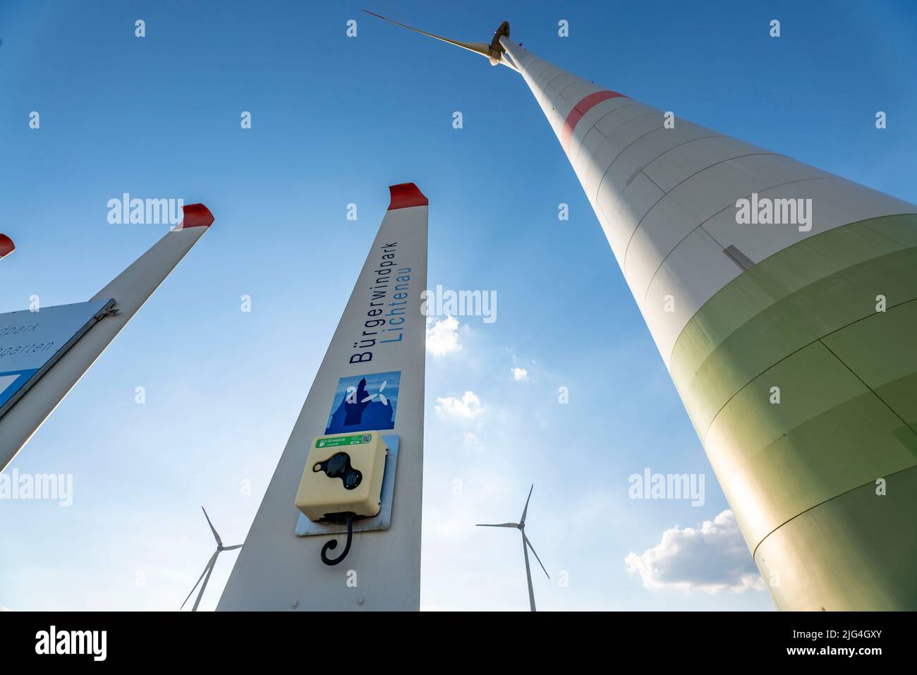 Gemeinde Windpark Westernfeld-Buchgarten, bei Lichtenau, 11 Windturbinen, kostenlose Ladestation für E-Autos am Windpark, kooperativ organisiert Stockfoto