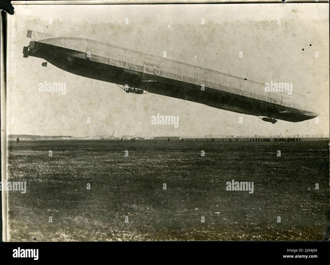 Eines der neueren Zeppelin-Luftschiffe, dessen Länge bei 14 m Durchmesser und einem Raumgehalt von 16500 cbm 132 m beträgt Stockfoto