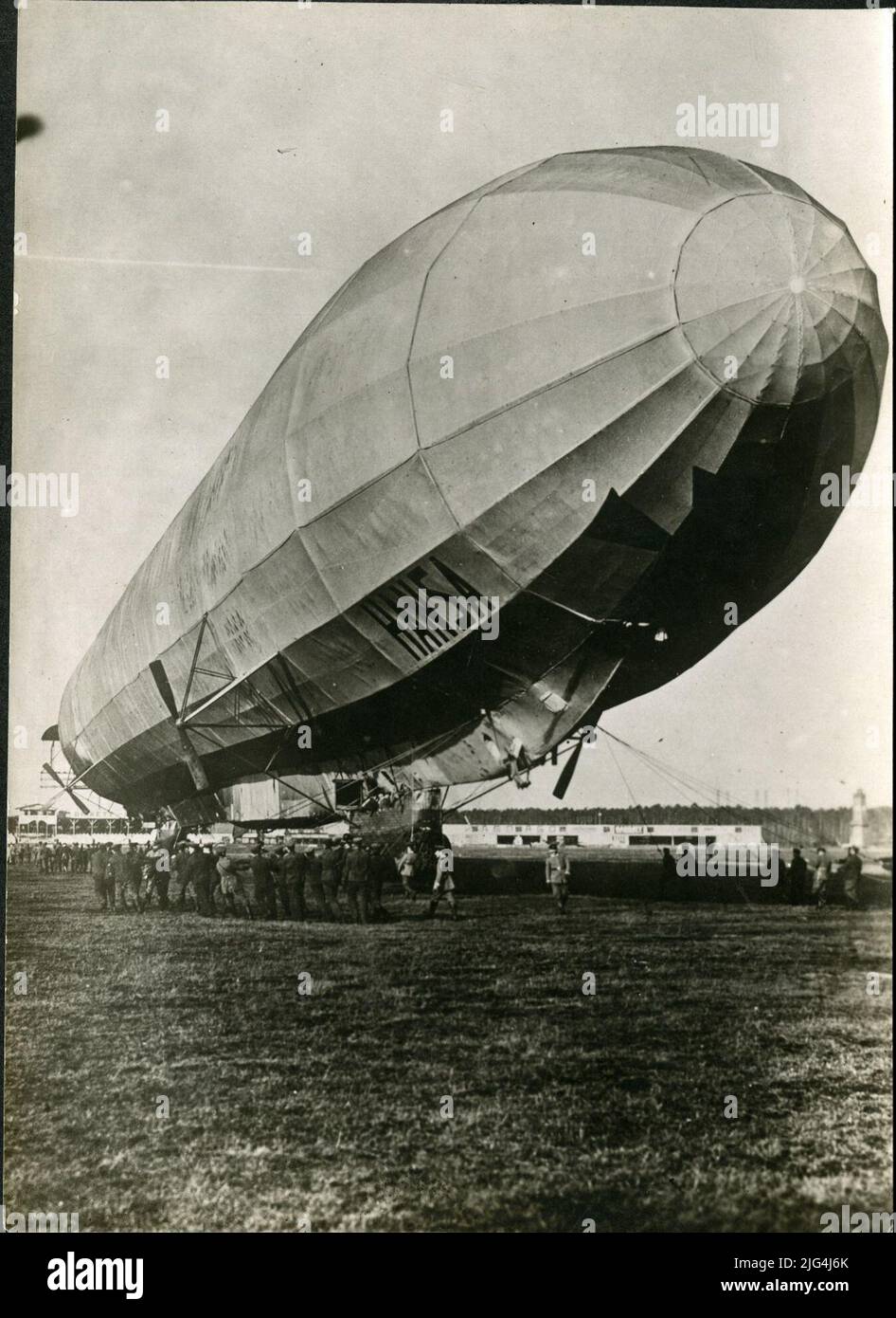 Eines der neueren Zeppelin-Luftschiffe, dessen Länge bei einem Durchmesser von 14 m und einem Rauminhalt von 16500 cbm 132 m beträgt. Vom Bug aus gesehen Stockfoto