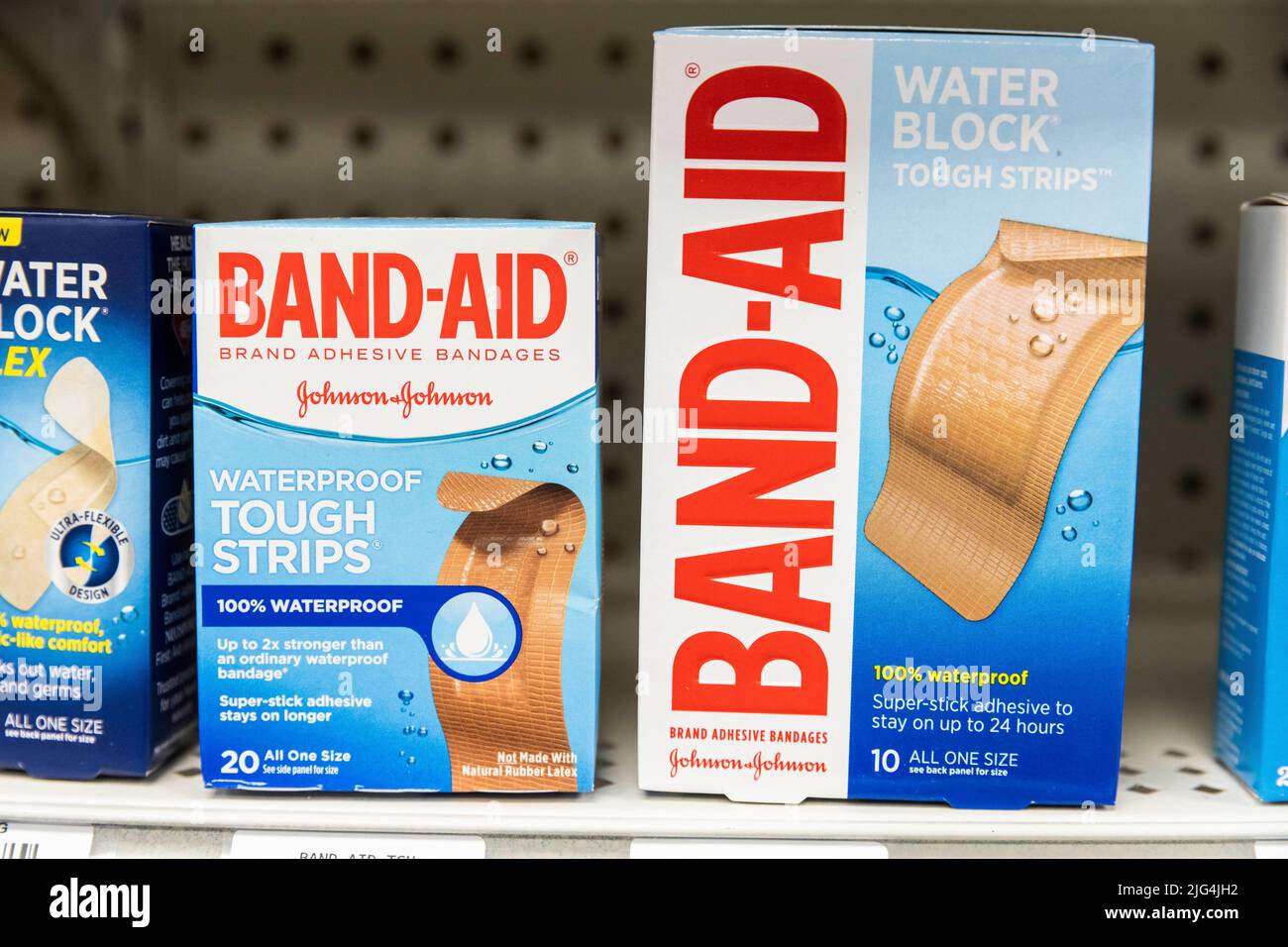 Kartons mit Verbänden der Marke Band-Aid befinden sich auf einem Regal in einem Drogeriemarkt Stockfoto