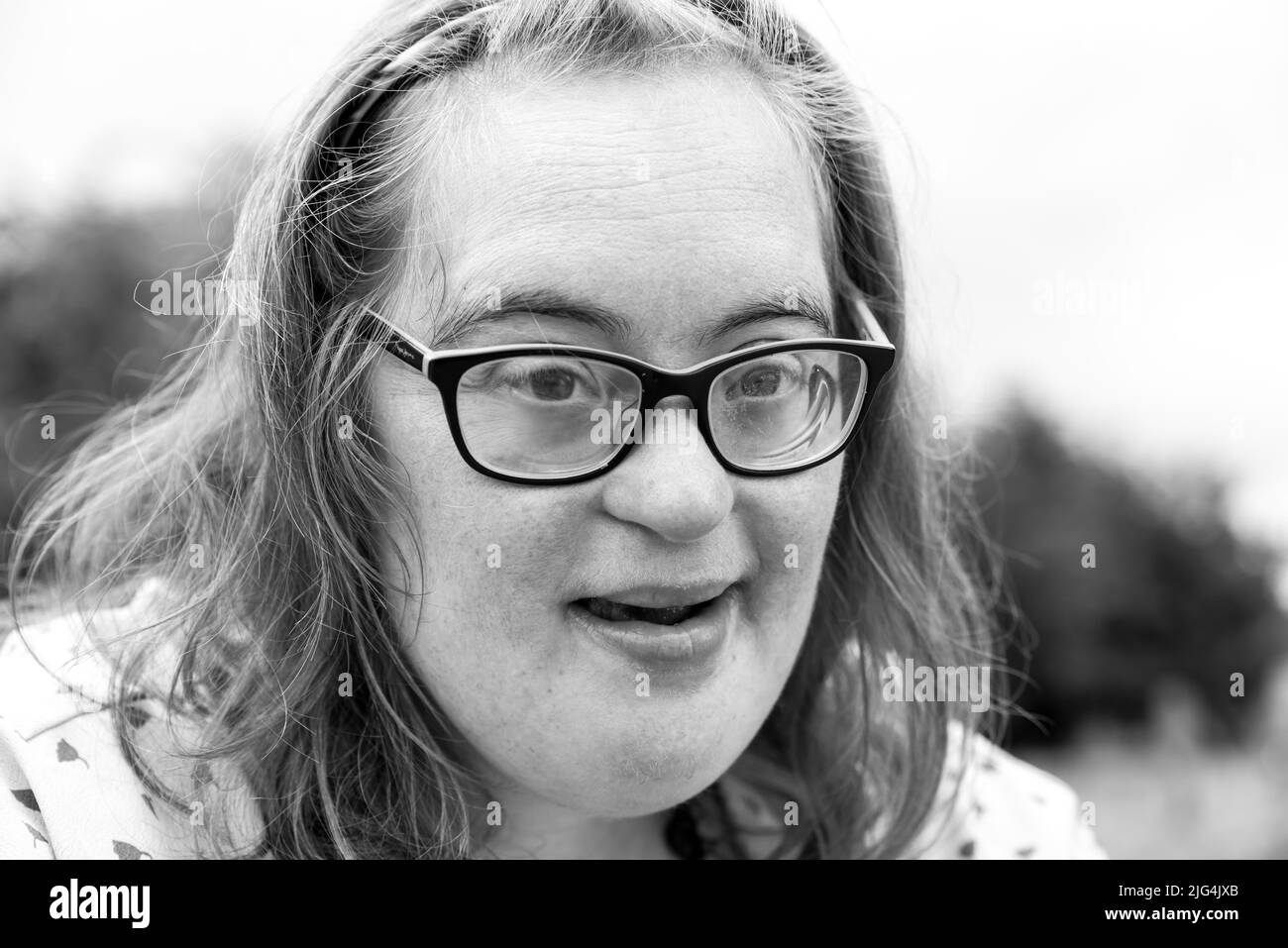 Porträt eines niedlichen 38-jährigen Mädchens mit Down-Syndrom, Hachendover, Belgien Stockfoto