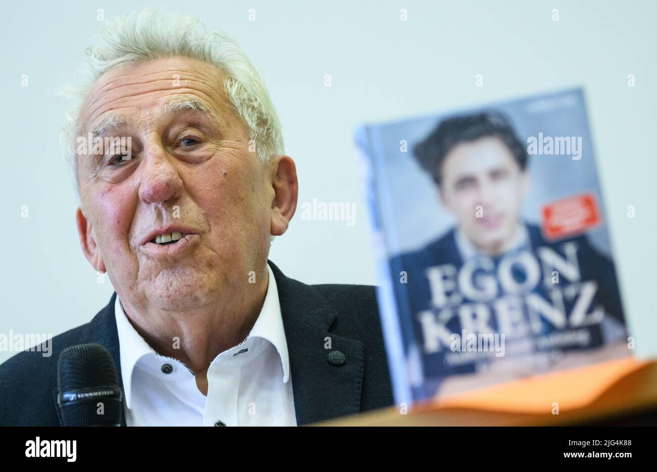 Berlin, Deutschland. 07.. Juli 2022. Egon Krenz, ehemaliger DDR-Staatschef, präsentiert den ersten Teil seiner Autobiographie bei einer Buchpremiere. Als Nachfolger Honeckers war der langjährige SED-Politiker bis Anfang Dezember 1989 kurzzeitig Generalsekretär des SED-Zentralkomitees, Vorsitzender des Staatsrats und Vorsitzender des Nationalen Verteidigungsrates der DDR. Im ersten Teil seiner Biographie mit dem Titel 'Aufbruch und Aufstieg' beschäftigt er sich mit der Zeit zwischen seiner Geburt 1937 und dem Jahr 1973. Quelle: Bernd von Jutrczenka/dpa/Alamy Live News Stockfoto