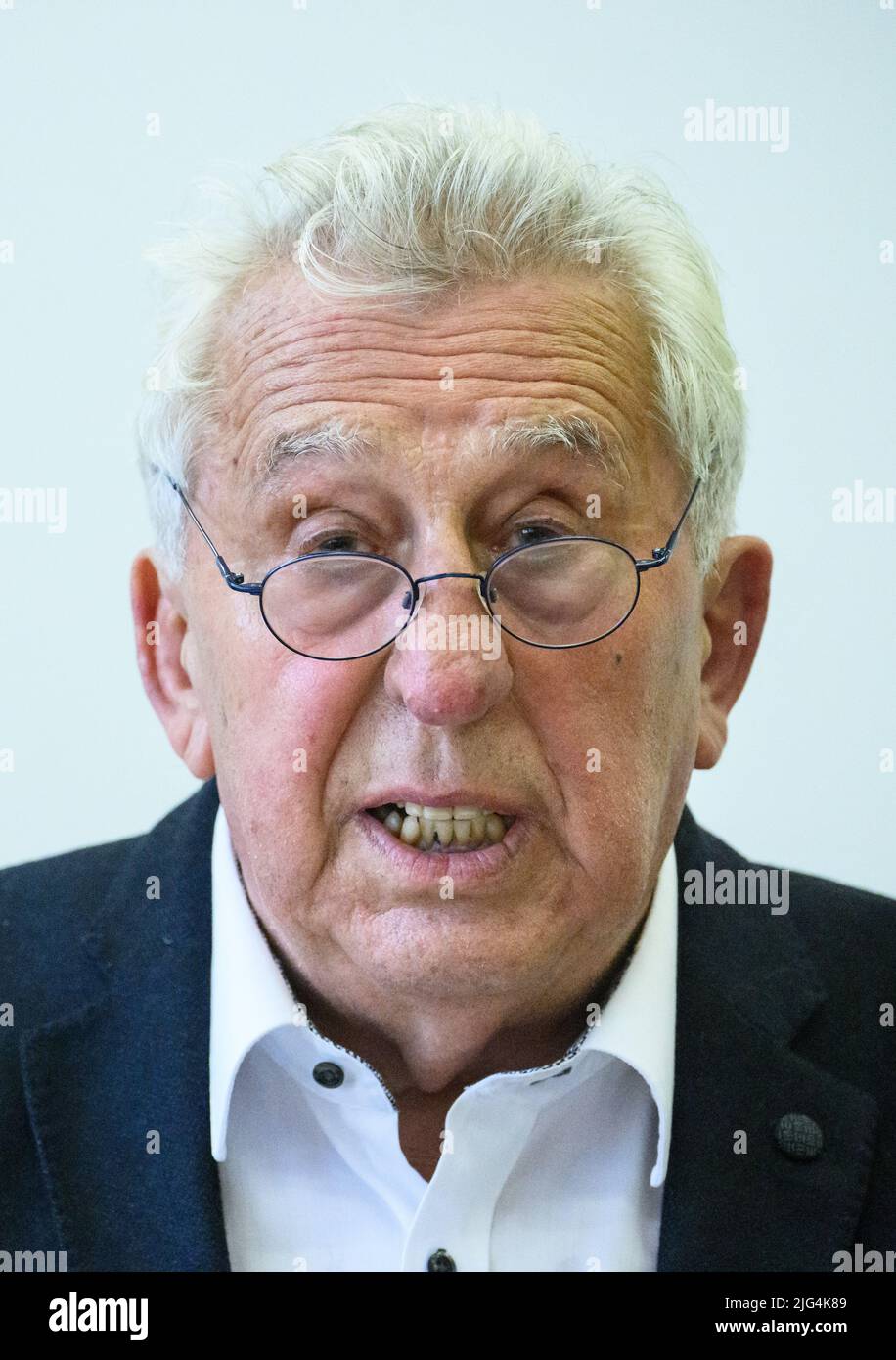 Berlin, Deutschland. 07.. Juli 2022. Egon Krenz, ehemaliger DDR-Staatschef, präsentiert den ersten Teil seiner Autobiographie bei einer Buchpremiere. Als Nachfolger Honeckers war der langjährige SED-Politiker bis Anfang Dezember 1989 kurzzeitig Generalsekretär des SED-Zentralkomitees, Vorsitzender des Staatsrats und Vorsitzender des Nationalen Verteidigungsrates der DDR. Im ersten Teil seiner Biographie mit dem Titel 'Aufbruch und Aufstieg' beschäftigt er sich mit der Zeit zwischen seiner Geburt 1937 und dem Jahr 1973. Quelle: Bernd von Jutrczenka/dpa/Alamy Live News Stockfoto