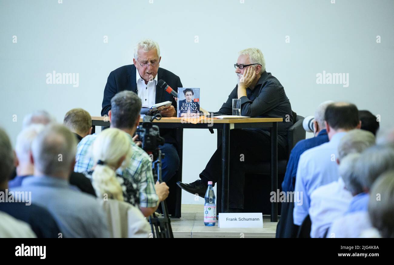 Berlin, Deutschland. 07.. Juli 2022. Egon Krenz (l.), ehemaliger DDR-Staatschef, präsentiert den ersten Teil seiner Autobiographie bei einer Buchpremiere. Als Nachfolger Honeckers war der langjährige SED-Politiker bis Anfang Dezember 1989 kurzzeitig Generalsekretär des SED-Zentralkomitees, Vorsitzender des Staatsrats und Vorsitzender des Nationalen Verteidigungsrates der DDR. Im ersten Teil seiner Biographie mit dem Titel 'Aufbruch und Aufstieg' beschäftigt er sich mit der Zeit zwischen seiner Geburt 1937 und dem Jahr 1973. Quelle: Bernd von Jutrczenka/dpa/Alamy Live News Stockfoto