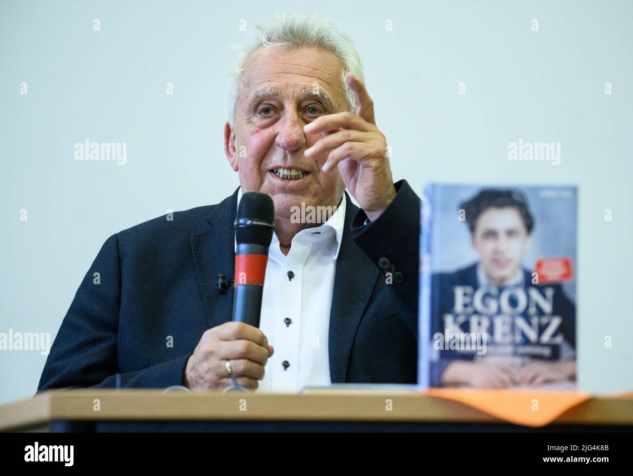 Berlin, Deutschland. 07.. Juli 2022. Egon Krenz, ehemaliger DDR-Staatschef, präsentiert den ersten Teil seiner Autobiographie bei einer Buchpremiere. Als Nachfolger Honeckers war der langjährige SED-Politiker bis Anfang Dezember 1989 kurzzeitig Generalsekretär des SED-Zentralkomitees, Vorsitzender des Staatsrats und Vorsitzender des Nationalen Verteidigungsrates der DDR. Im ersten Teil seiner Biographie mit dem Titel 'Aufbruch und Aufstieg' beschäftigt er sich mit der Zeit zwischen seiner Geburt 1937 und dem Jahr 1973. Quelle: Bernd von Jutrczenka/dpa/Alamy Live News Stockfoto