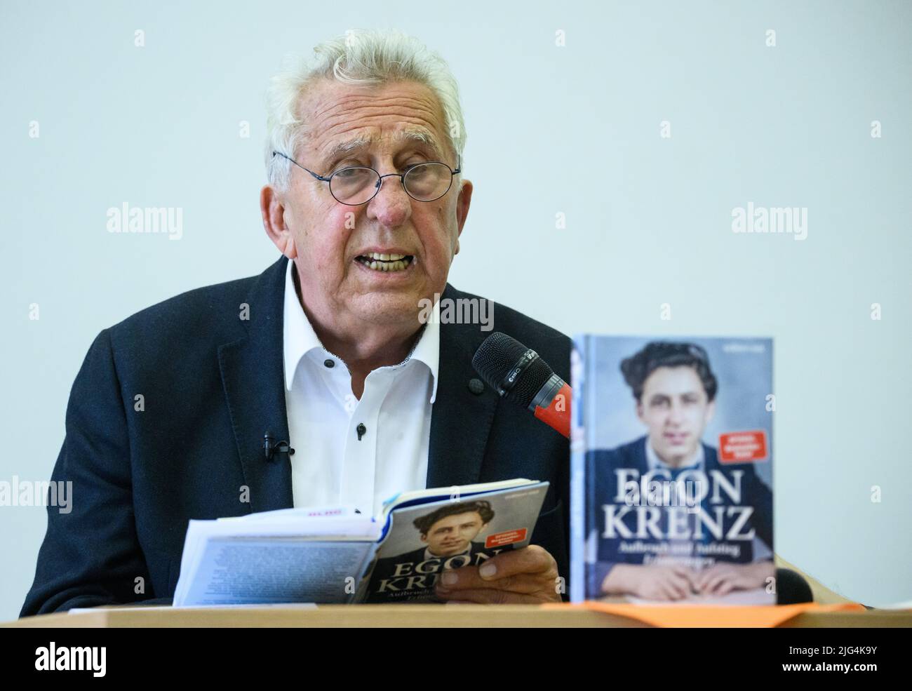 Berlin, Deutschland. 07.. Juli 2022. Egon Krenz, ehemaliger DDR-Staatschef, präsentiert den ersten Teil seiner Autobiographie bei einer Buchpremiere. Als Nachfolger Honeckers war der langjährige SED-Politiker bis Anfang Dezember 1989 kurzzeitig Generalsekretär des SED-Zentralkomitees, Vorsitzender des Staatsrats und Vorsitzender des Nationalen Verteidigungsrates der DDR. Im ersten Teil seiner Biographie mit dem Titel 'Aufbruch und Aufstieg' beschäftigt er sich mit der Zeit zwischen seiner Geburt 1937 und dem Jahr 1973. Quelle: Bernd von Jutrczenka/dpa/Alamy Live News Stockfoto