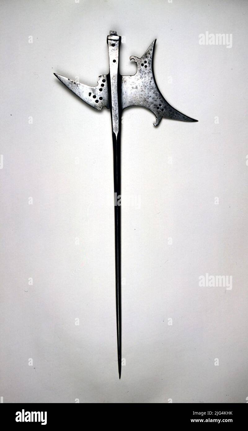 Moharras de Alabarda aus Deutschland oder Italien. Hellebard. Es besteht aus Stahl und besteht aus einem langen viereckigen Abschnitt Blatt, und die Wetterfahne wiederum aus einem konkaven Halbmondmesser, mit Doppel-Schaufel und mit drei Löchern auf jeder Seite davon ausgestattet. Der Hawk Peak hat auch sechs Löcher, sowie die konsequente harmonische Punch, in einer Art umgedrehtes Herz aus einem Kreuz überwunden. Der viereckige Querschnittswürfel behält die Reste von zwei mit zwei Löchern pro Seite und einem quadratischen Klemmring geschnittenen Frettchen bei. Es besteht aus einer langen Spitze mit quadratischem Querschnitt, einer konkaven Sichelklinge mit doppelter Schaufel und thr Stockfoto Moharras de Alabarda aus Deutschland oder Italien. Hellebard. Es besteht aus Stahl und besteht aus einem langen viereckigen Abschnitt Blatt, und die Wetterfahne wiederum aus einem konkaven Halbmondmesser, mit Doppel-Schaufel und mit drei Löchern auf jeder Seite davon ausgestattet. Der Hawk Peak hat auch sechs Löcher, sowie die konsequente harmonische Punch, in einer Art umgedrehtes Herz aus einem Kreuz überwunden. Der viereckige Querschnittswürfel behält die Reste von zwei mit zwei Löchern pro Seite und einem quadratischen Klemmring geschnittenen Frettchen bei. Es besteht aus einer langen Spitze mit quadratischem Querschnitt, einer konkaven Sichelklinge mit doppelter Schaufel und thr Stockfoto