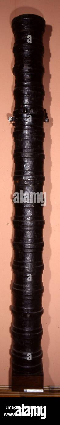 Artilleriese, die Eisengeschosse ab 15 Pfund abfeuerte. Pasavolante-Stock. Es besteht aus 15 zunchadas, und zwei Ärmeln an den Enden mit verstärkt verbessert, um die fehlenden Ringe zu unterzeichnen. Der Server hat auch nicht, wo das Schießpulver geladen und an den Stock gekoppelt wurde. Ich Eisen Kugeln aus 15 Pfund. Tordesillas, die unter dem Passavolant gestapelt sind. Ausstellungen: El Escorial, Oktober 1986. Wettbewerb von 15 Zunchados und zwei furred Sektoren an den Enden mit Verbesserung, um die fehlenden Ringe zu unterzeichnen. Auch der Server, auf dem das Schießpulver geladen und an den Stock gekoppelt wurde, bleibt nicht erhalten. Er feuerte 14 Pfund oder Stein B Stockfoto