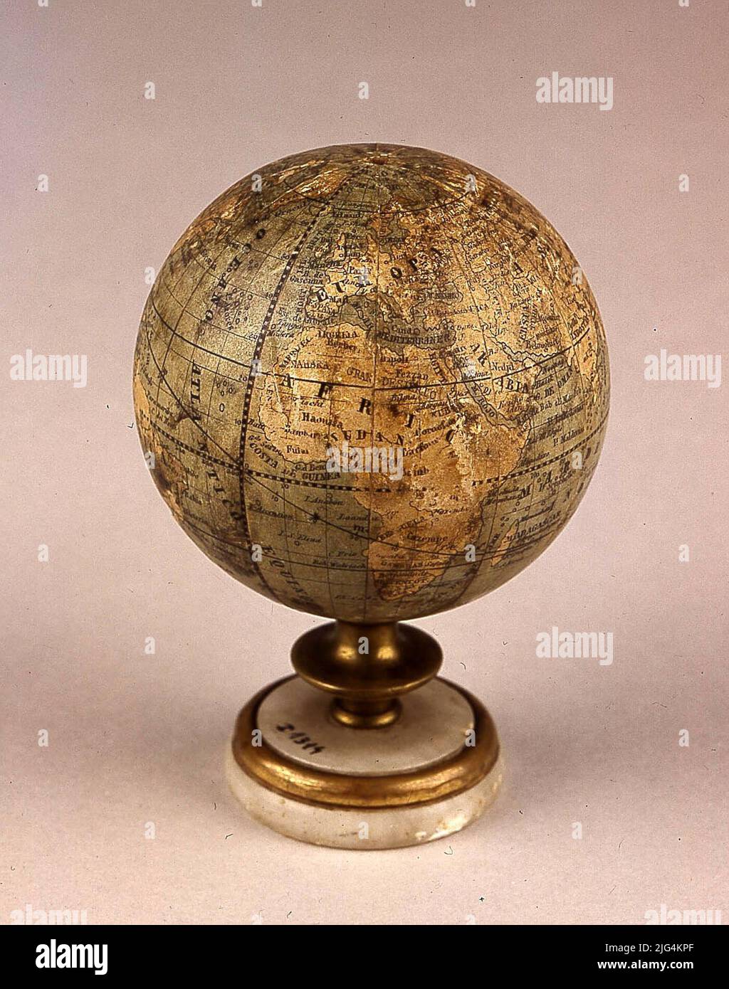 Land Globe of Abel-Klinger (akademisch XIX). Erdkugel. Die Ortsnamen auf Spanisch. Johann George Klinger (1764-1806) gründete eine Signatur von Ballons und Instrumenten namens J.C Klingers´s Kunsthandlung, die Luftballons in mehreren Maßen und Sprachen bis weit ins neunzehnte Jahrhundert hinein veröffentlichte. Von 1852 finden wir Luftballons, jetzt unter dem Namen C.abel-Klinger, wie diesen. Physíca Beschreibung: Bedrucktes Papier und hölzerne Seele, Marmorfußbeschriftungen - Transkription: 'Die Erde nach den jüngsten Entdeckungen. C. Abel Klinger. Nürnberg, S. Waderg. SC.'. Registratio Stockfoto
