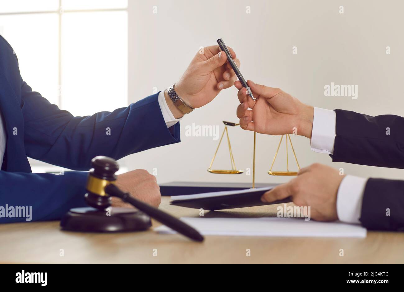 Rechtsanwalt, Rechtsanwalt oder Rechtsberater gibt seinem Mandanten Dokumente und Stift zur Unterzeichnung Stockfoto