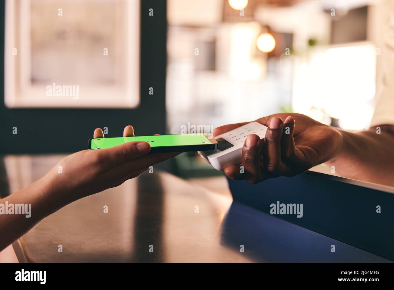 Kunden zahlen mit Smartphone Mobile Payment NFC Contactless Technology, Closeup Hands Only Green Screen Stockfoto