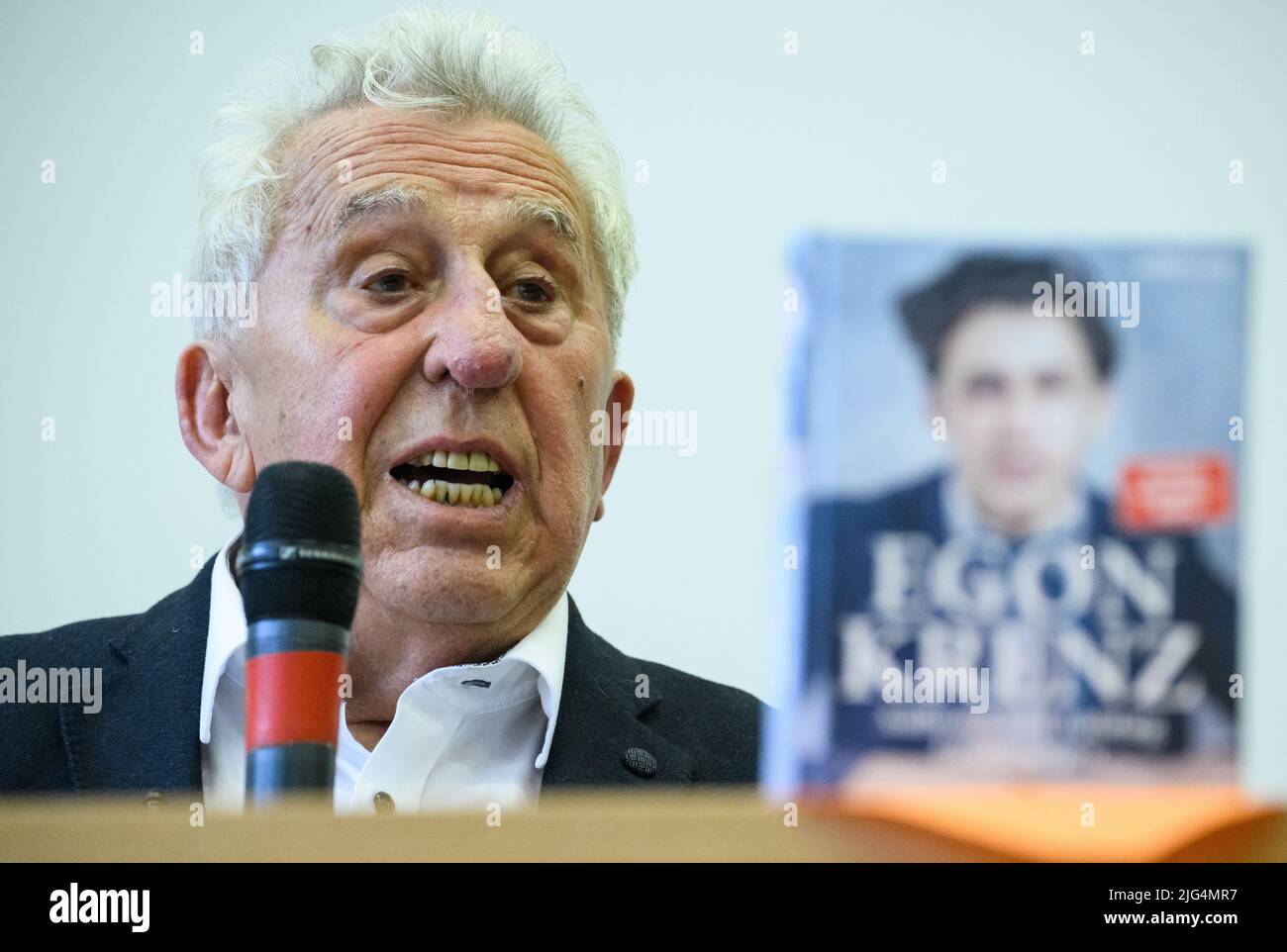Berlin, Deutschland. 07.. Juli 2022. Egon Krenz, ehemaliger DDR-Staatschef, präsentiert den ersten Teil seiner Autobiographie bei einer Buchpremiere. Als Nachfolger Honeckers war der langjährige SED-Politiker bis Anfang Dezember 1989 kurzzeitig Generalsekretär des SED-Zentralkomitees, Vorsitzender des Staatsrats und Vorsitzender des Nationalen Verteidigungsrates der DDR. Im ersten Teil seiner Biographie mit dem Titel 'Aufbruch und Aufstieg' beschäftigt er sich mit der Zeit zwischen seiner Geburt 1937 und dem Jahr 1973. Quelle: Bernd von Jutrczenka/dpa/Alamy Live News Stockfoto