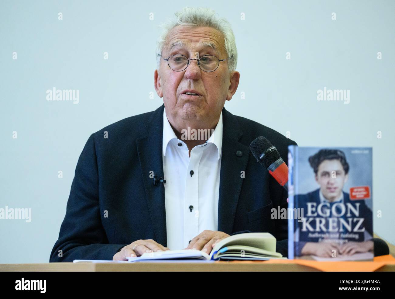 Berlin, Deutschland. 07.. Juli 2022. Egon Krenz, ehemaliger DDR-Staatschef, präsentiert den ersten Teil seiner Autobiographie bei einer Buchpremiere. Als Nachfolger Honeckers war der langjährige SED-Politiker bis Anfang Dezember 1989 kurzzeitig Generalsekretär des SED-Zentralkomitees, Vorsitzender des Staatsrats und Vorsitzender des Nationalen Verteidigungsrates der DDR. Im ersten Teil seiner Biographie mit dem Titel 'Aufbruch und Aufstieg' beschäftigt er sich mit der Zeit zwischen seiner Geburt 1937 und dem Jahr 1973. Quelle: Bernd von Jutrczenka/dpa/Alamy Live News Stockfoto