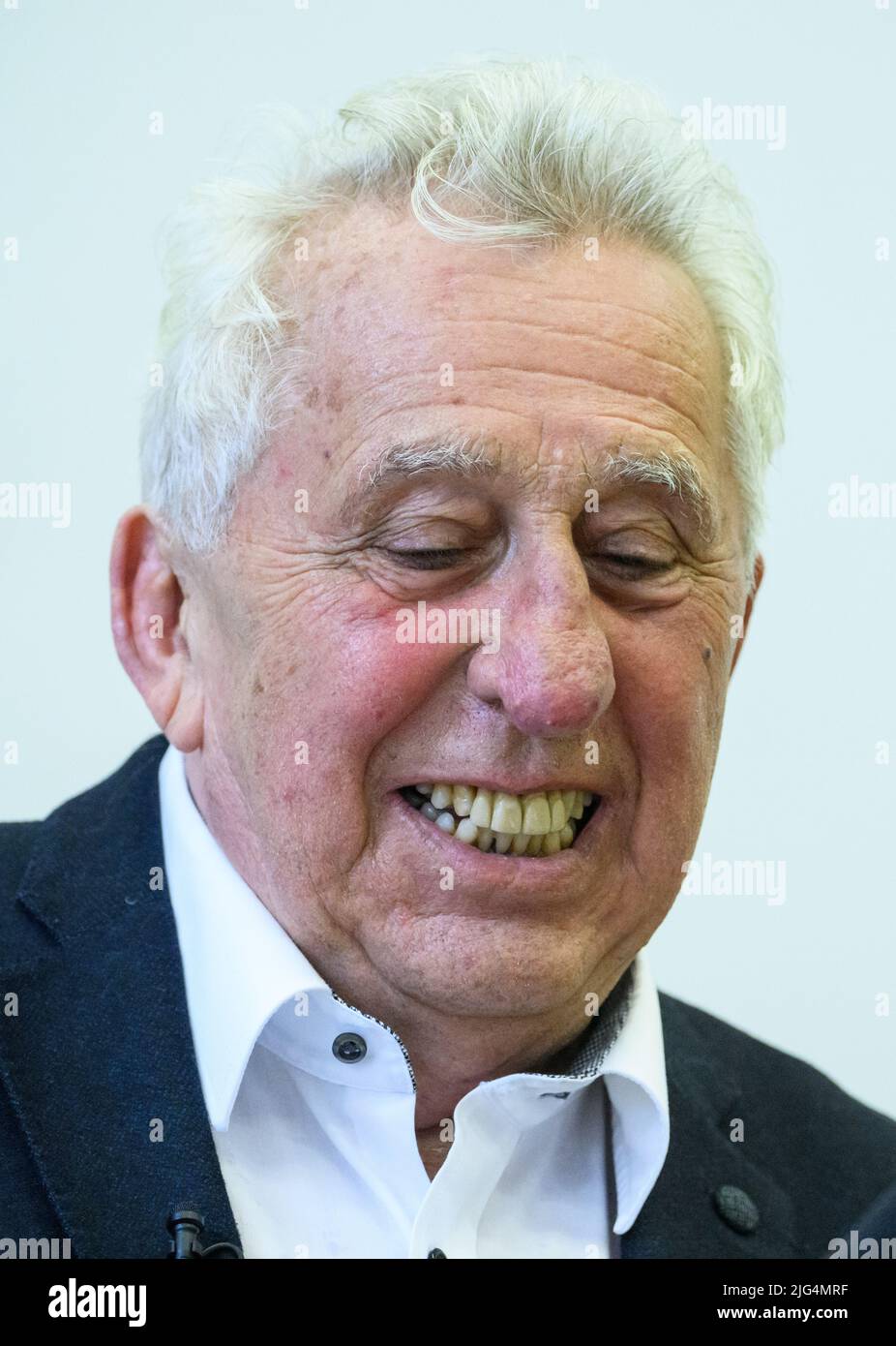 Berlin, Deutschland. 07.. Juli 2022. Egon Krenz, ehemaliger DDR-Staatschef, präsentiert den ersten Teil seiner Autobiographie bei einer Buchpremiere. Als Nachfolger Honeckers war der langjährige SED-Politiker bis Anfang Dezember 1989 kurzzeitig Generalsekretär des SED-Zentralkomitees, Vorsitzender des Staatsrats und Vorsitzender des Nationalen Verteidigungsrates der DDR. Im ersten Teil seiner Biographie mit dem Titel 'Aufbruch und Aufstieg' beschäftigt er sich mit der Zeit zwischen seiner Geburt 1937 und dem Jahr 1973. Quelle: Bernd von Jutrczenka/dpa/Alamy Live News Stockfoto