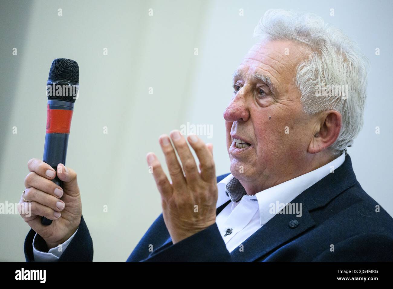 Berlin, Deutschland. 07.. Juli 2022. Egon Krenz, ehemaliger DDR-Staatschef, präsentiert den ersten Teil seiner Autobiographie bei einer Buchpremiere. Als Nachfolger Honeckers war der langjährige SED-Politiker bis Anfang Dezember 1989 kurzzeitig Generalsekretär des SED-Zentralkomitees, Vorsitzender des Staatsrats und Vorsitzender des Nationalen Verteidigungsrates der DDR. Im ersten Teil seiner Biographie mit dem Titel 'Aufbruch und Aufstieg' beschäftigt er sich mit der Zeit zwischen seiner Geburt 1937 und dem Jahr 1973. Quelle: Bernd von Jutrczenka/dpa/Alamy Live News Stockfoto