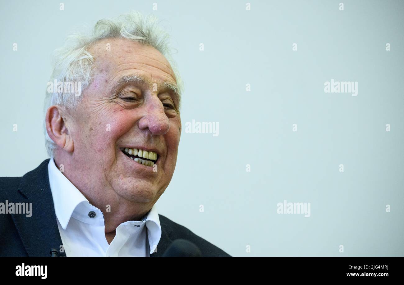 Berlin, Deutschland. 07.. Juli 2022. Egon Krenz, ehemaliger DDR-Staatschef, präsentiert den ersten Teil seiner Autobiographie bei einer Buchpremiere. Als Nachfolger Honeckers war der langjährige SED-Politiker bis Anfang Dezember 1989 kurzzeitig Generalsekretär des SED-Zentralkomitees, Vorsitzender des Staatsrats und Vorsitzender des Nationalen Verteidigungsrates der DDR. Im ersten Teil seiner Biographie mit dem Titel 'Aufbruch und Aufstieg' beschäftigt er sich mit der Zeit zwischen seiner Geburt 1937 und dem Jahr 1973. Quelle: Bernd von Jutrczenka/dpa/Alamy Live News Stockfoto