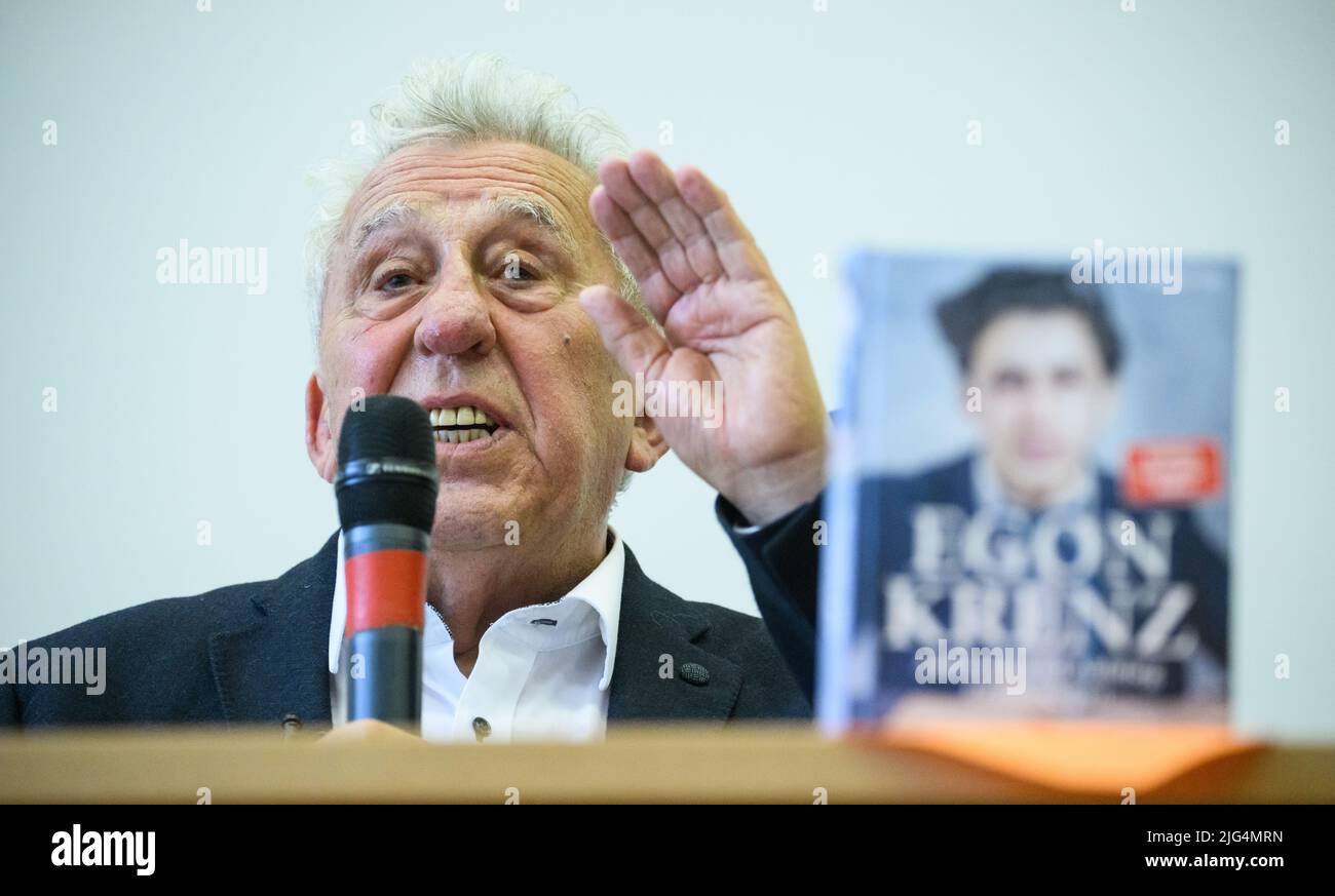 Berlin, Deutschland. 07.. Juli 2022. Egon Krenz, ehemaliger DDR-Staatschef, präsentiert den ersten Teil seiner Autobiographie bei einer Buchpremiere. Als Nachfolger Honeckers war der langjährige SED-Politiker bis Anfang Dezember 1989 kurzzeitig Generalsekretär des SED-Zentralkomitees, Vorsitzender des Staatsrats und Vorsitzender des Nationalen Verteidigungsrates der DDR. Im ersten Teil seiner Biographie mit dem Titel 'Aufbruch und Aufstieg' beschäftigt er sich mit der Zeit zwischen seiner Geburt 1937 und dem Jahr 1973. Quelle: Bernd von Jutrczenka/dpa/Alamy Live News Stockfoto