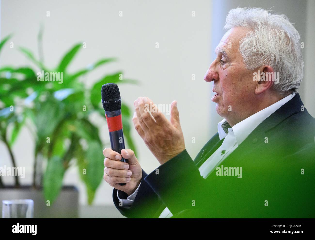 Berlin, Deutschland. 07.. Juli 2022. Egon Krenz, ehemaliger DDR-Staatschef, präsentiert den ersten Teil seiner Autobiographie bei einer Buchpremiere. Als Nachfolger Honeckers war der langjährige SED-Politiker bis Anfang Dezember 1989 kurzzeitig Generalsekretär des SED-Zentralkomitees, Vorsitzender des Staatsrats und Vorsitzender des Nationalen Verteidigungsrates der DDR. Im ersten Teil seiner Biographie mit dem Titel 'Aufbruch und Aufstieg' beschäftigt er sich mit der Zeit zwischen seiner Geburt 1937 und dem Jahr 1973. Quelle: Bernd von Jutrczenka/dpa/Alamy Live News Stockfoto