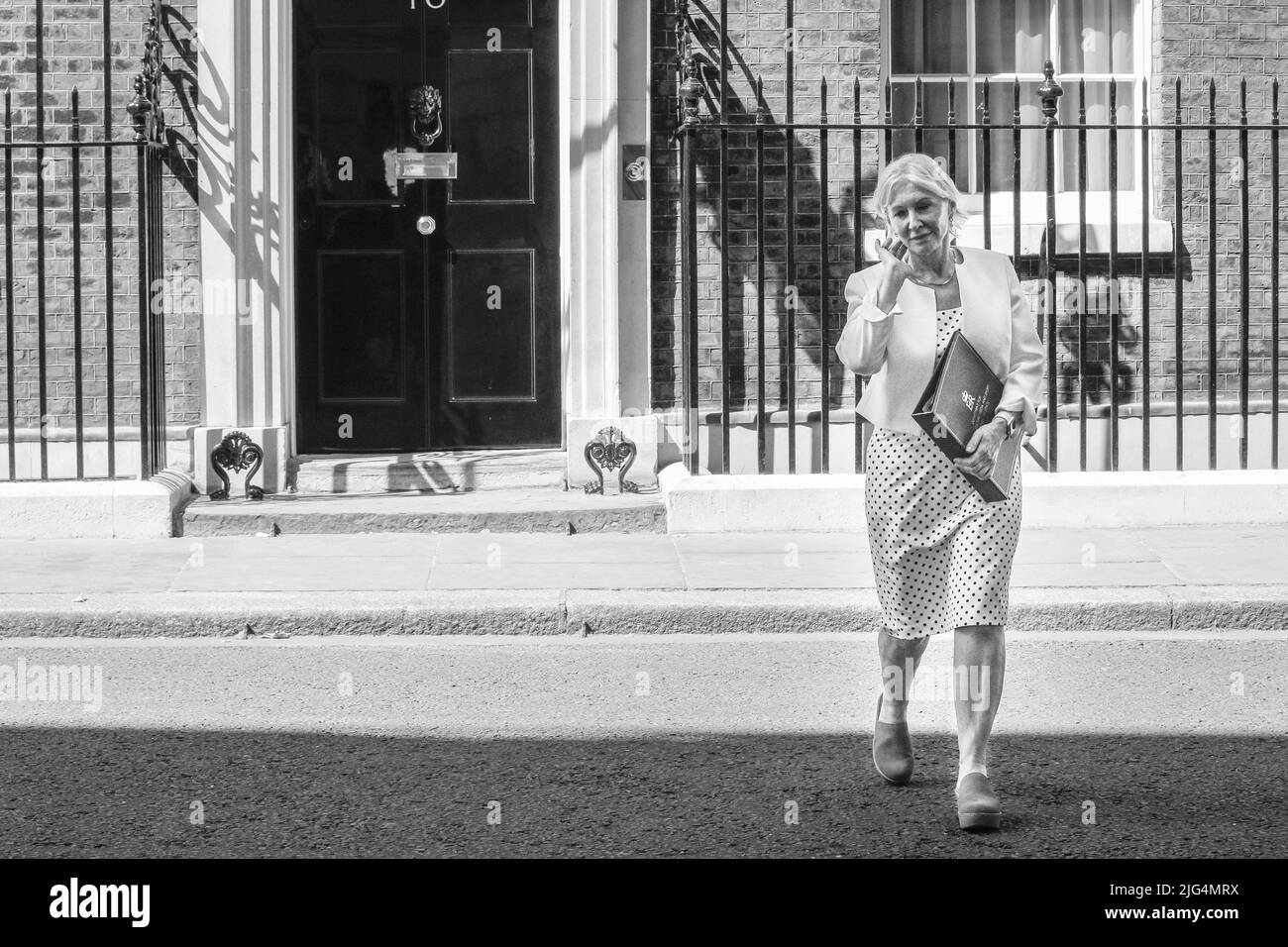 London, Großbritannien. 07.. Juli 2022. Nadine Dorries, MP, Staatssekretärin für Digital, Kultur, Medien und Sport. Nach dem Rücktritt des britischen Premierministers Boris Johnson werden die neuen, möglicherweise temporären Kabinettsminister in der Downing Street gesehen, wenn sie bei ihrer ersten Kabinettssitzung in der Downing Street 10 ankommen und abreisen. Kredit: Imageplotter/Alamy Live Nachrichten Stockfoto