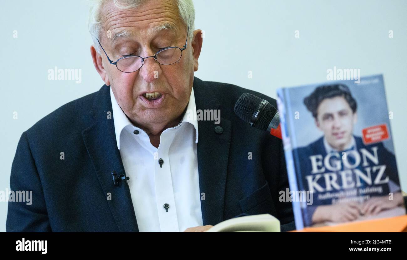 Berlin, Deutschland. 07.. Juli 2022. Egon Krenz, ehemaliger DDR-Staatschef, präsentiert den ersten Teil seiner Autobiographie bei einer Buchpremiere. Als Nachfolger Honeckers war der langjährige SED-Politiker bis Anfang Dezember 1989 kurzzeitig Generalsekretär des SED-Zentralkomitees, Vorsitzender des Staatsrats und Vorsitzender des Nationalen Verteidigungsrates der DDR. Im ersten Teil seiner Biographie mit dem Titel 'Aufbruch und Aufstieg' beschäftigt er sich mit der Zeit zwischen seiner Geburt 1937 und dem Jahr 1973. Quelle: Bernd von Jutrczenka/dpa/Alamy Live News Stockfoto