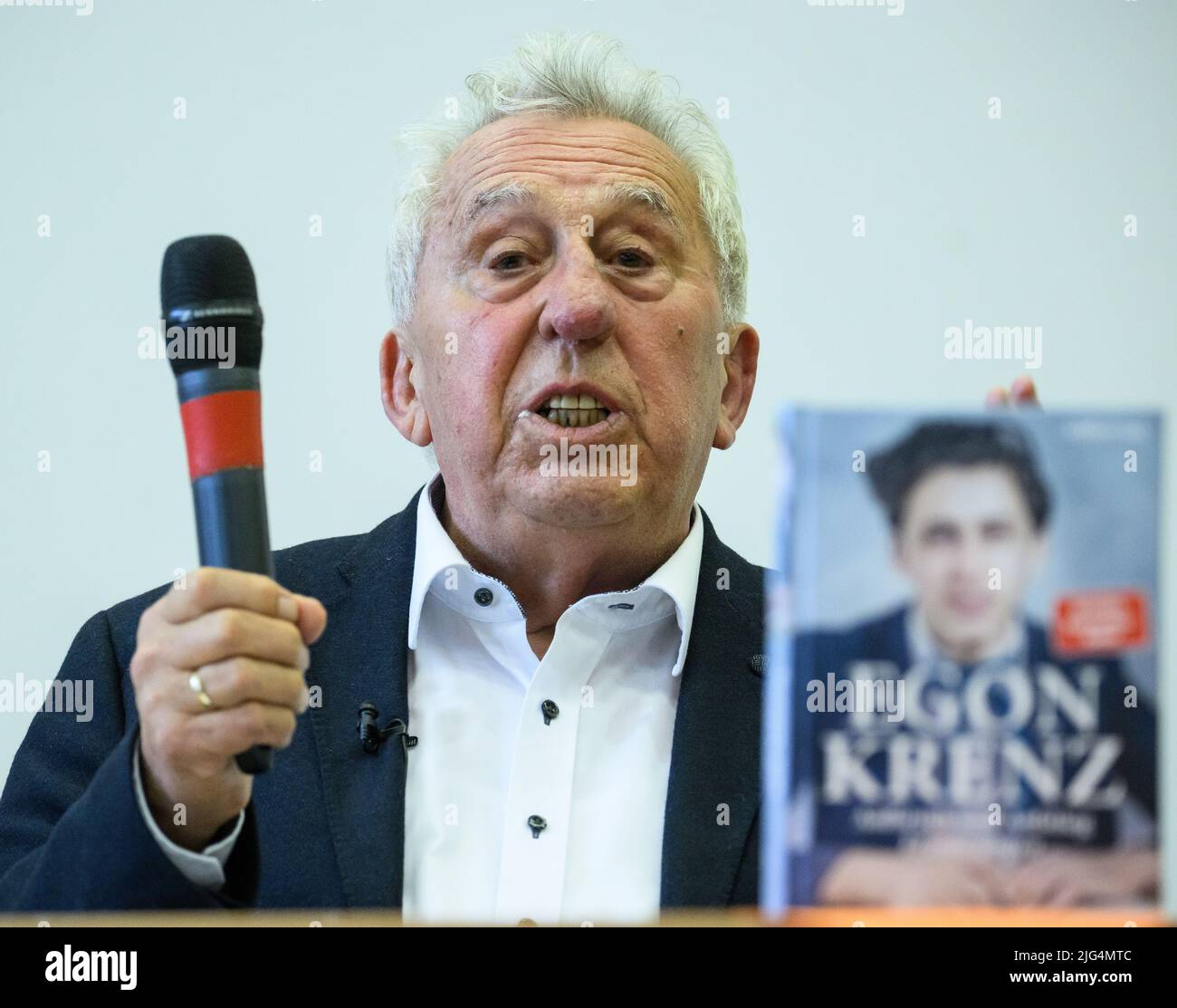 Berlin, Deutschland. 07.. Juli 2022. Egon Krenz, ehemaliger DDR-Staatschef, präsentiert den ersten Teil seiner Autobiographie bei einer Buchpremiere. Als Nachfolger Honeckers war der langjährige SED-Politiker bis Anfang Dezember 1989 kurzzeitig Generalsekretär des SED-Zentralkomitees, Vorsitzender des Staatsrats und Vorsitzender des Nationalen Verteidigungsrates der DDR. Im ersten Teil seiner Biographie mit dem Titel 'Aufbruch und Aufstieg' beschäftigt er sich mit der Zeit zwischen seiner Geburt 1937 und dem Jahr 1973. Quelle: Bernd von Jutrczenka/dpa/Alamy Live News Stockfoto